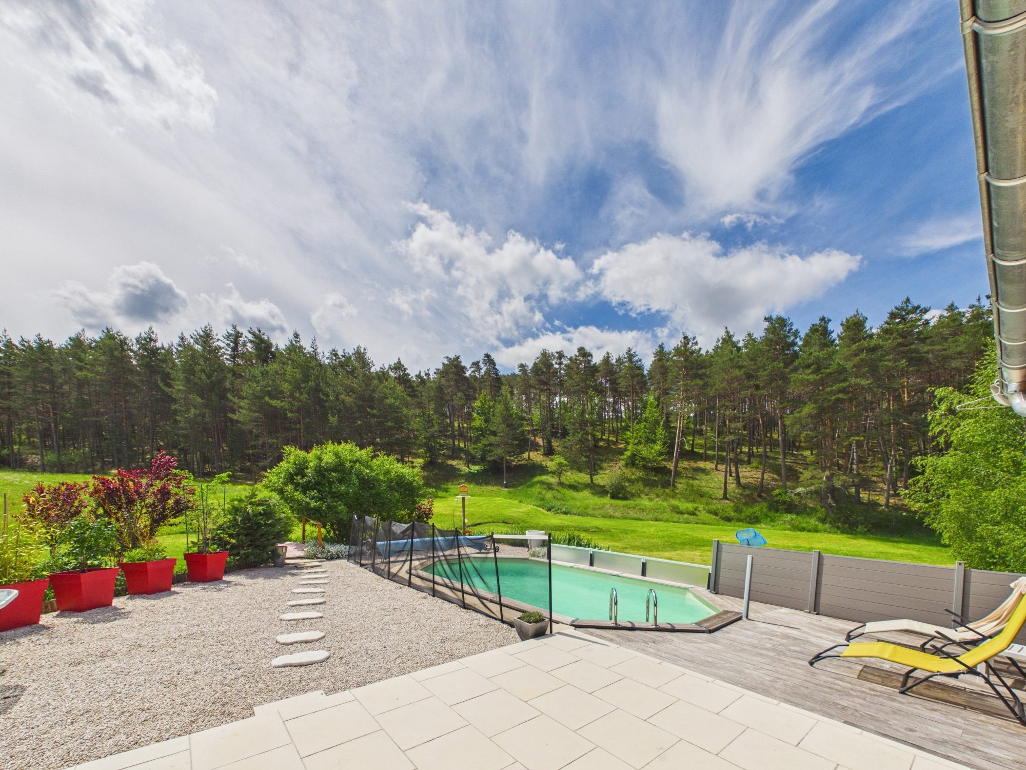 SAINT-AUBAN – Chalet avec grand terrain de 5941m2, piscine et belle vue dégagée