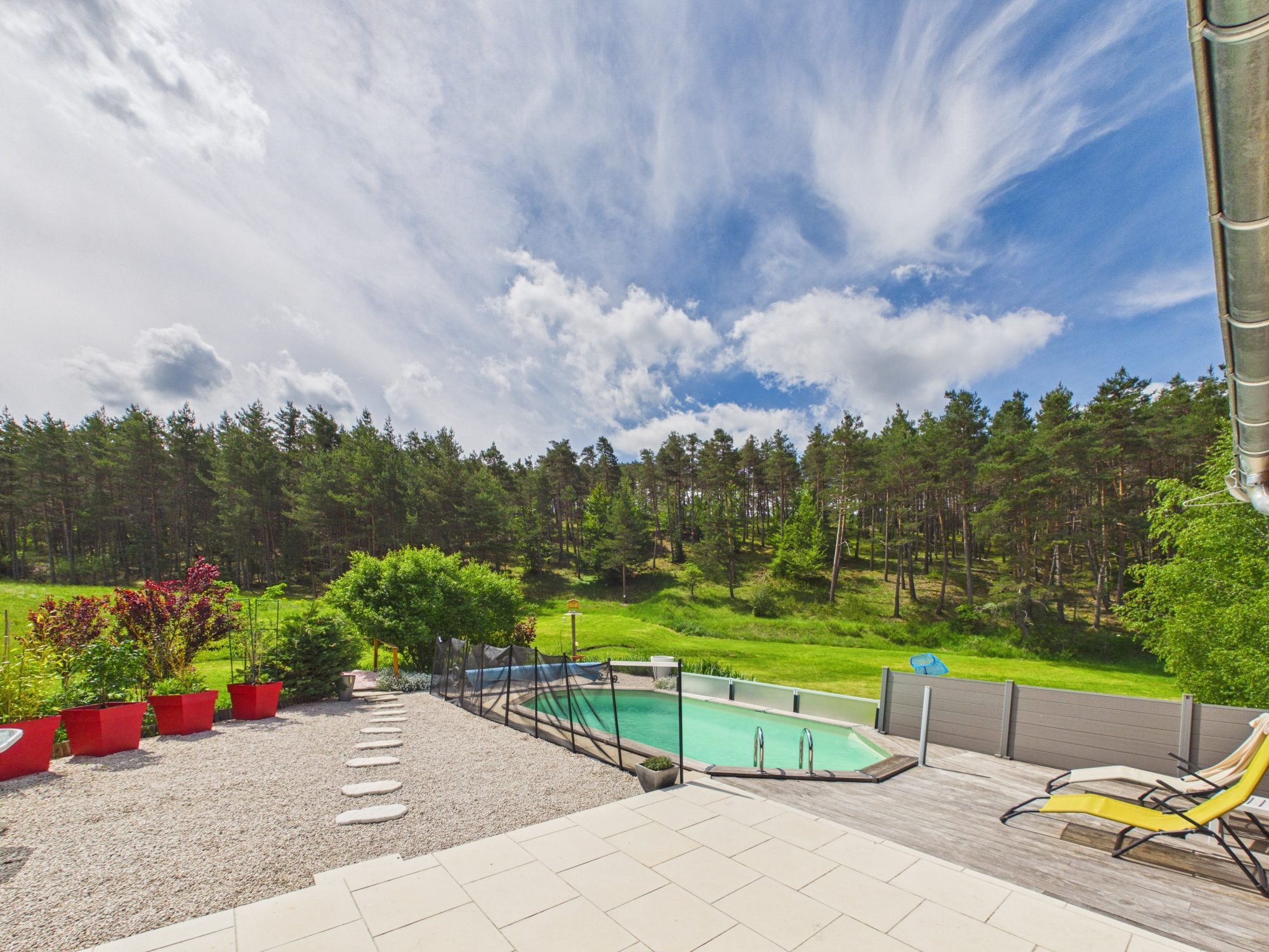 SAINT-AUBAN – Chalet avec grand terrain de 5941m2, piscine et belle vue dégagée