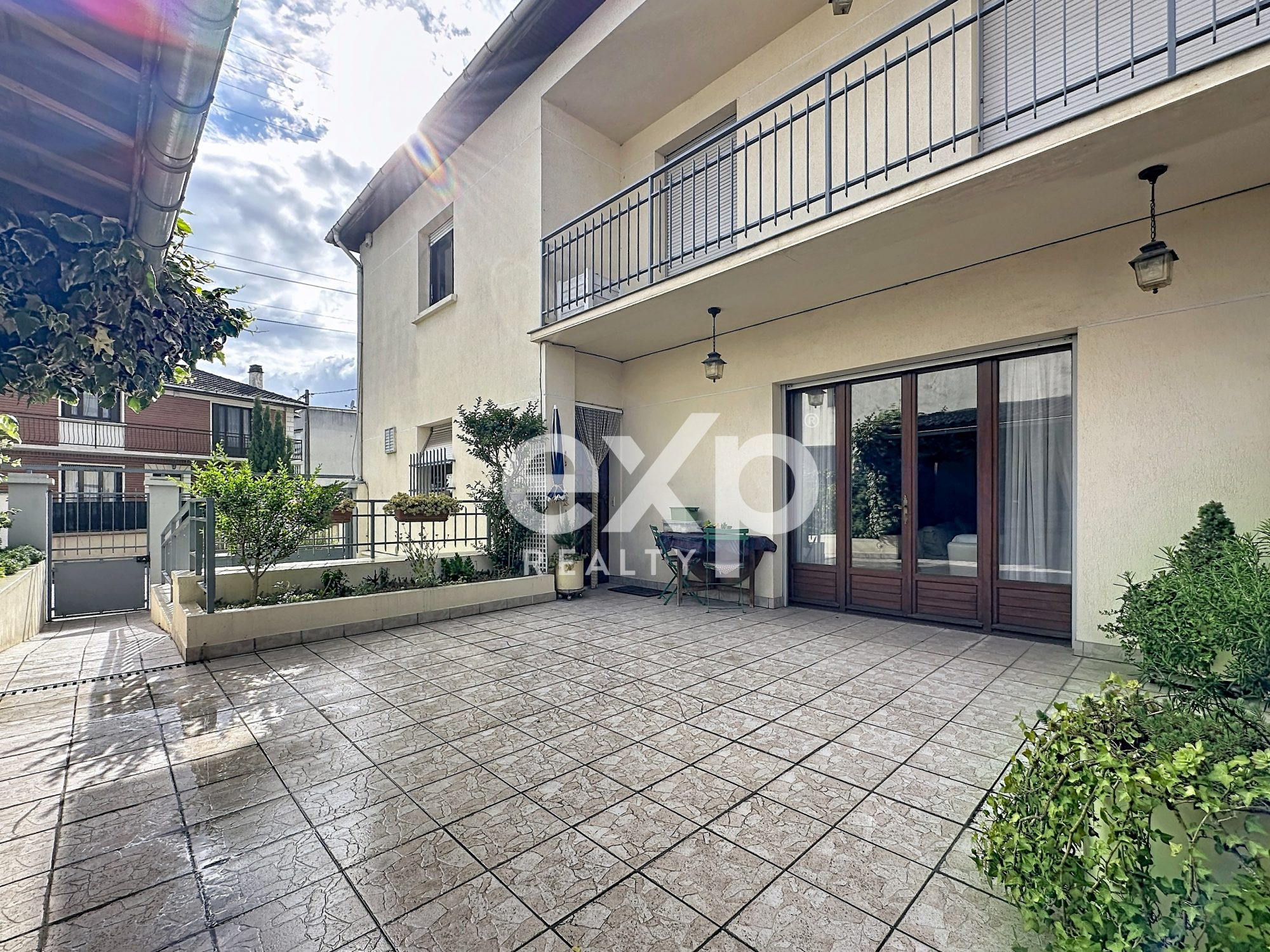 Maison 143m2 avec combles 37m2 et sous-sol 115m2, Saint-Denis Mutualité