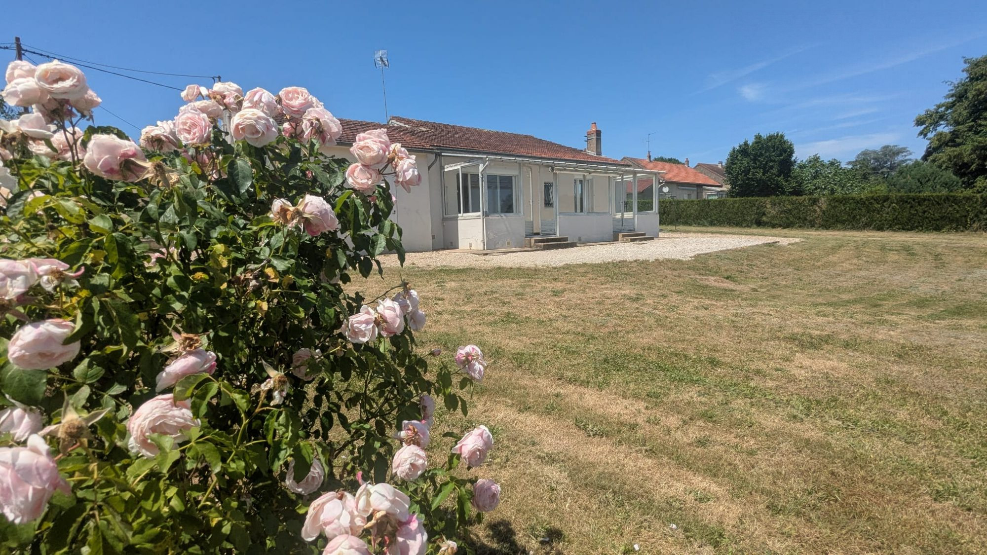 Maison avec véranda, dépendances et terrain clos de 1 550 m² à Bragny-sur-Saône