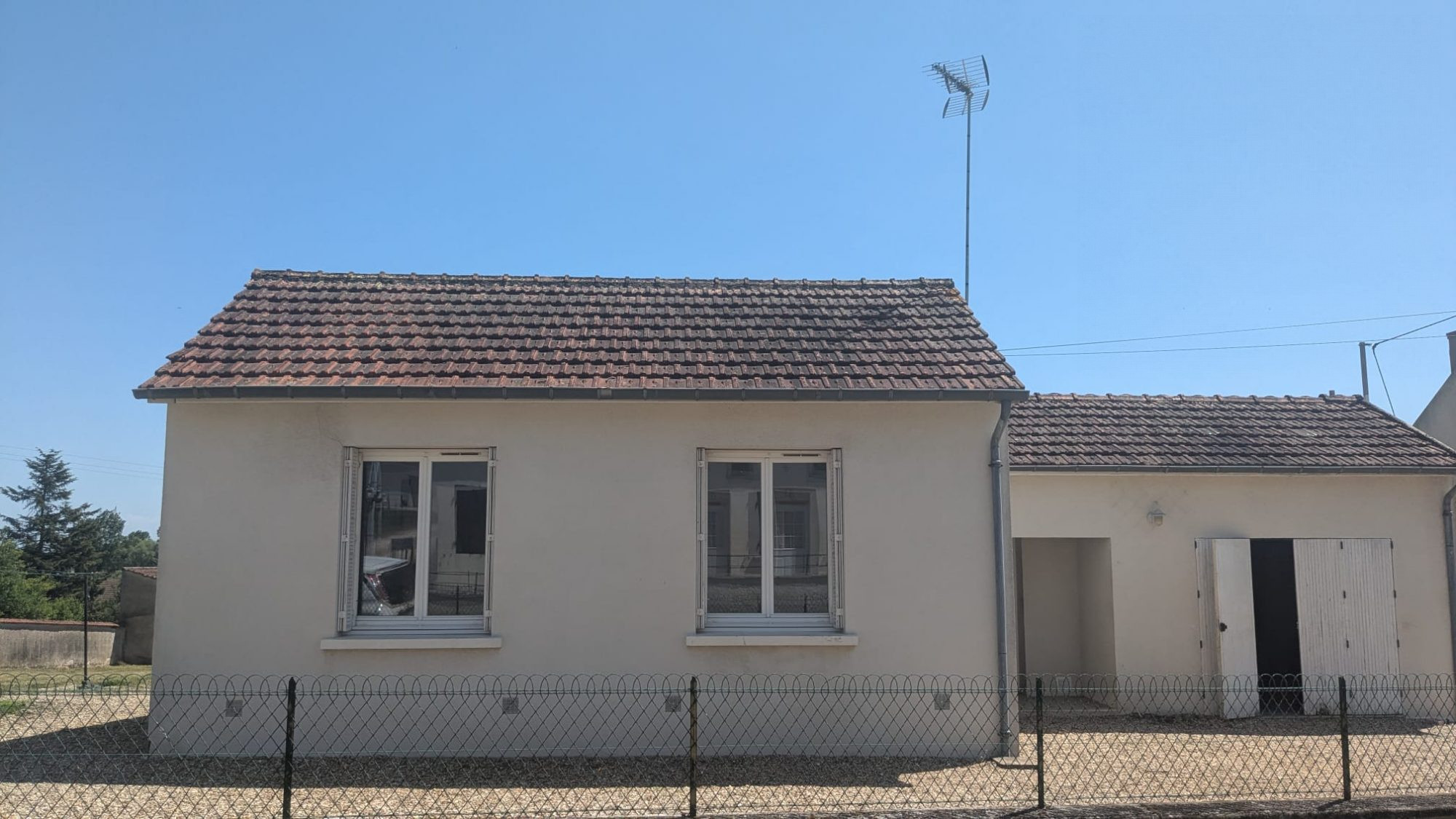 House with veranda, outbuildings and enclosed land of 1,550 m² in Bragny-sur-Saône 2