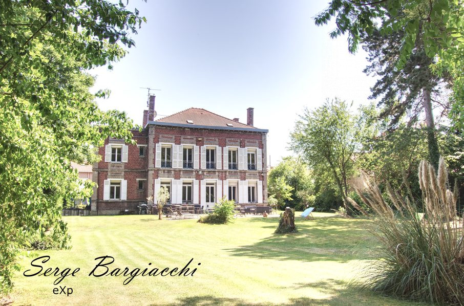 PROPRIÉTÉ DE CARACTÈRE 270 m² HABITABLES +TERRAIN CONSTRUCTIBLE ET DIVISIBLE 3000m2