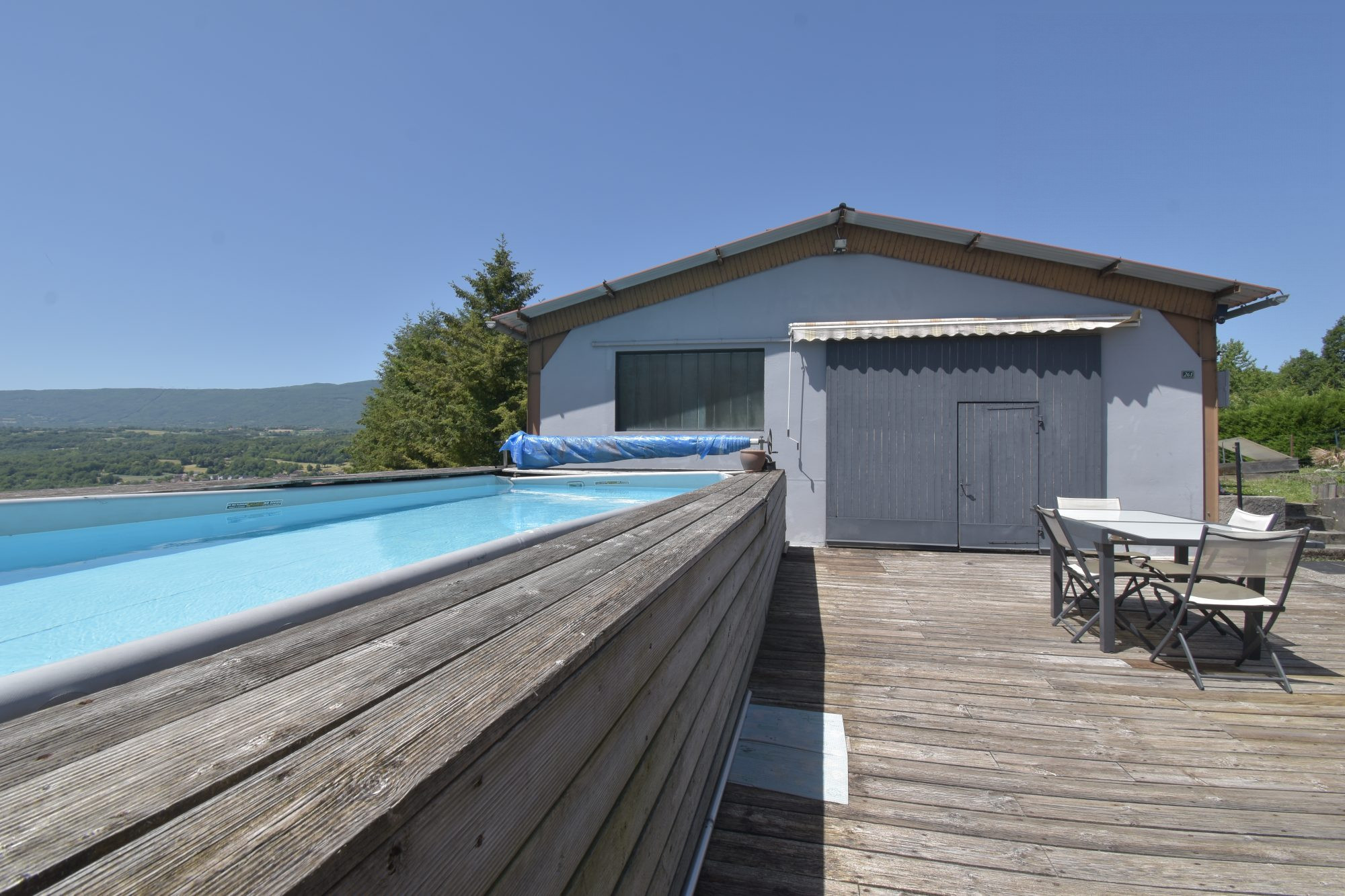 Maison loft avec vue dégagée, grand garage et esprit atelier