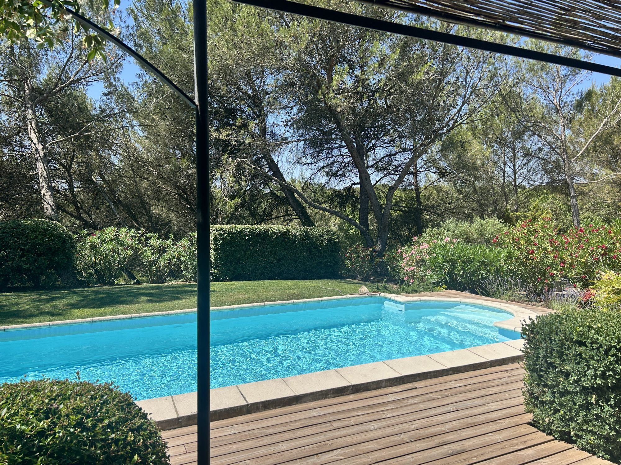 Maison au coeur de Pont royal, piscine, terrain plat