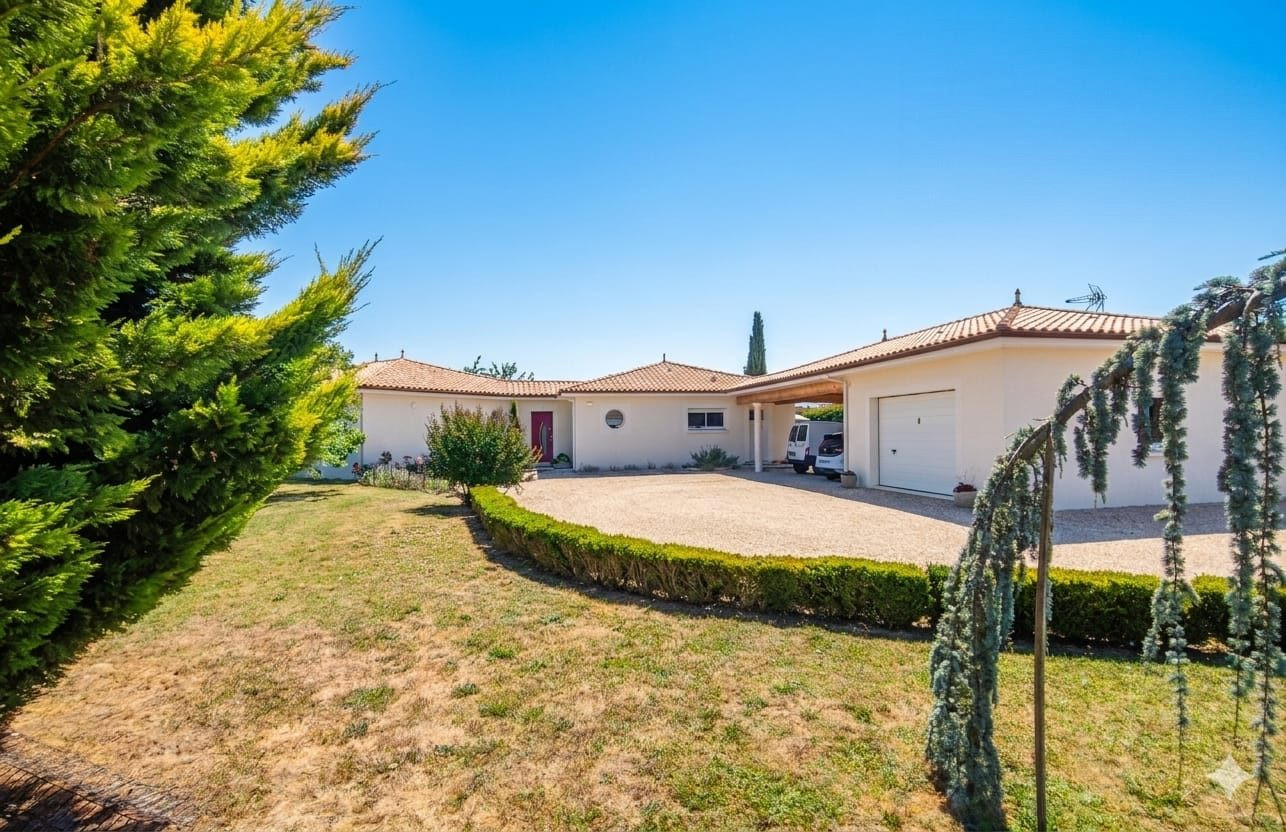 CONTEMPORARY SINGLE-STORY HOUSE 4 BEDROOMS WITH SWIMMING POOL 2