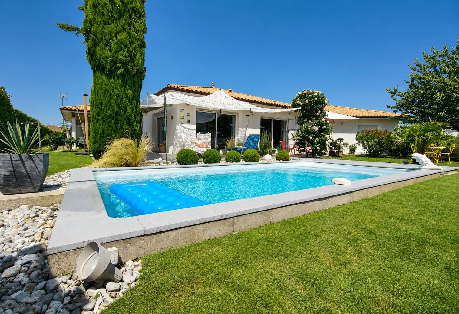 CONTEMPORARY SINGLE-STORY HOUSE 4 BEDROOMS WITH SWIMMING POOL 3