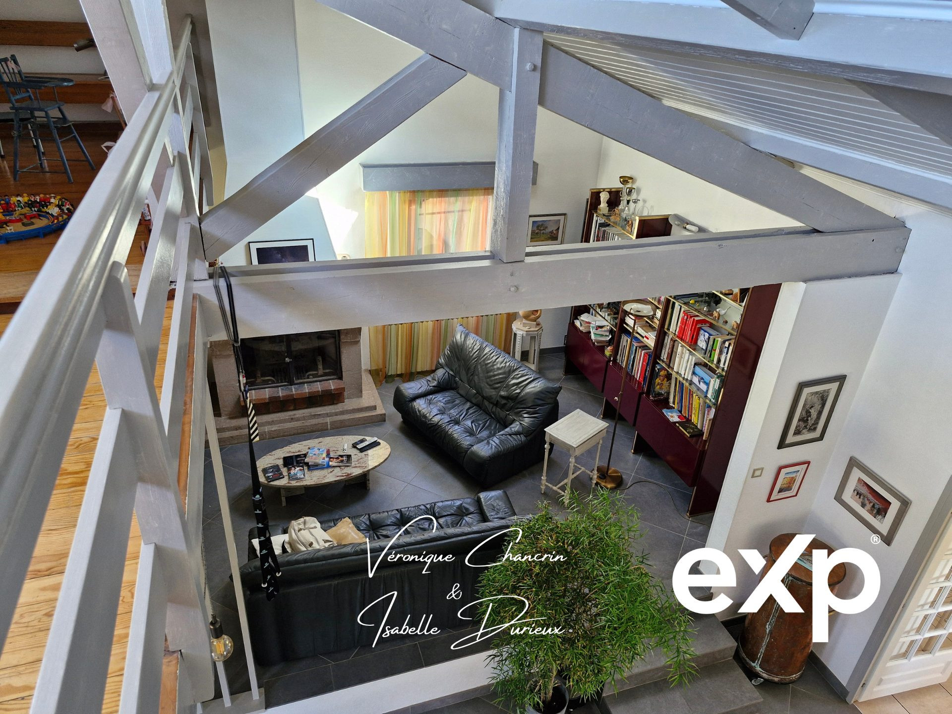 Family property in a green setting with swimming pool and easy access to Lyon 4