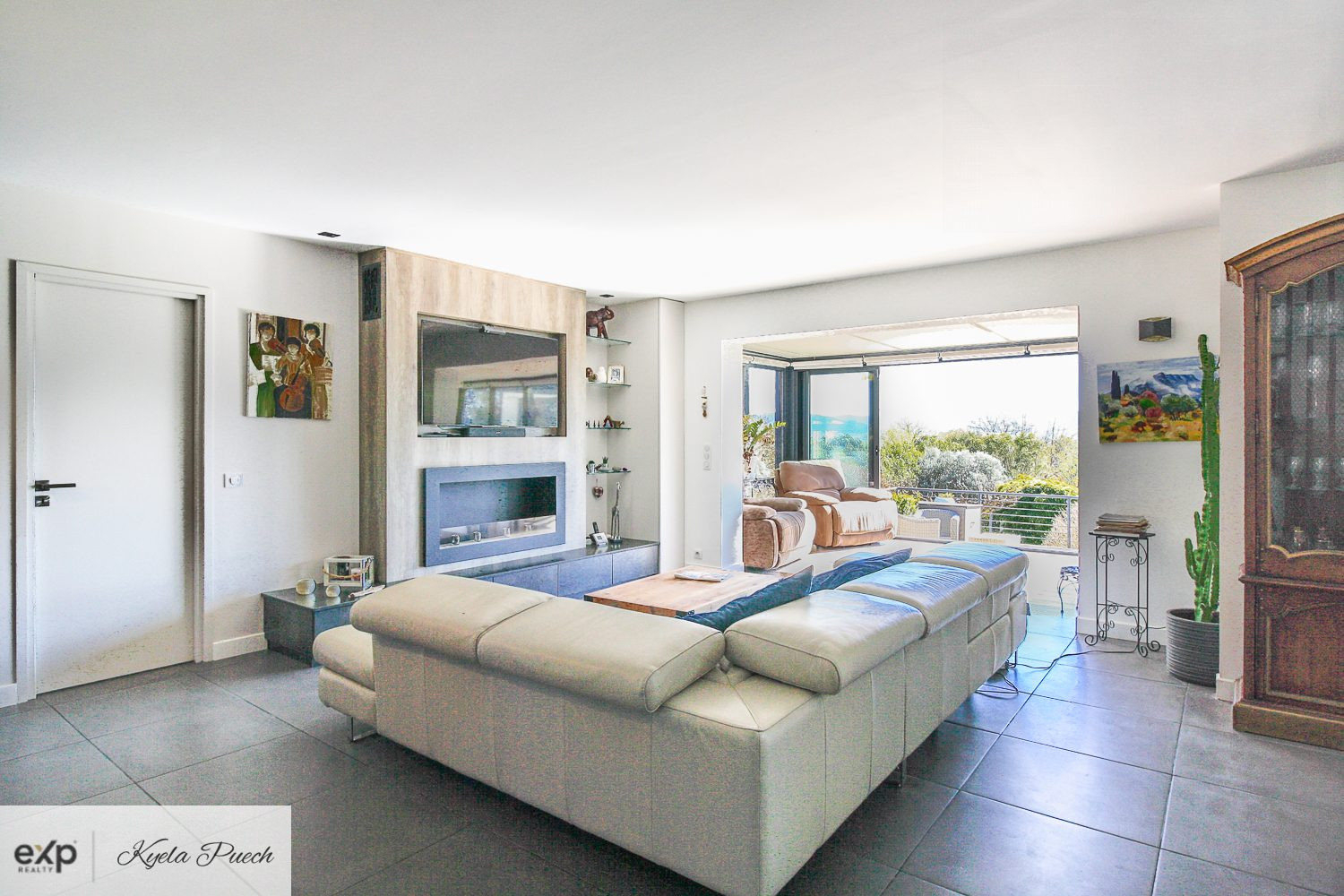 Villa with two suites and two studios, swimming pool, buildable land and breathtaking views 4
