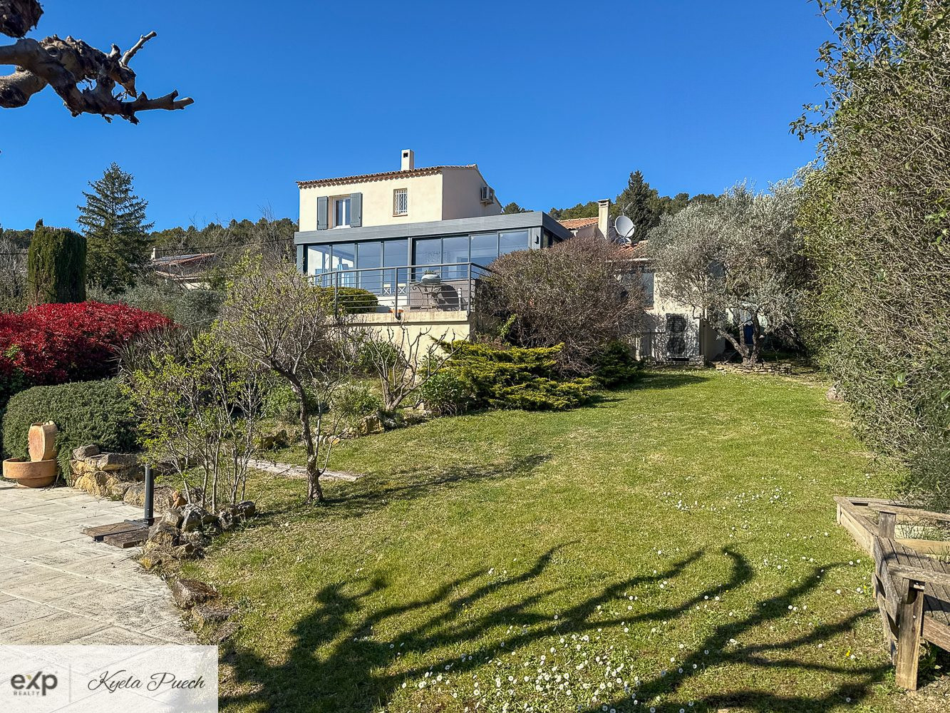 Villa de deux suites avec deux studios, piscine, terrain constructible et vue imprenable