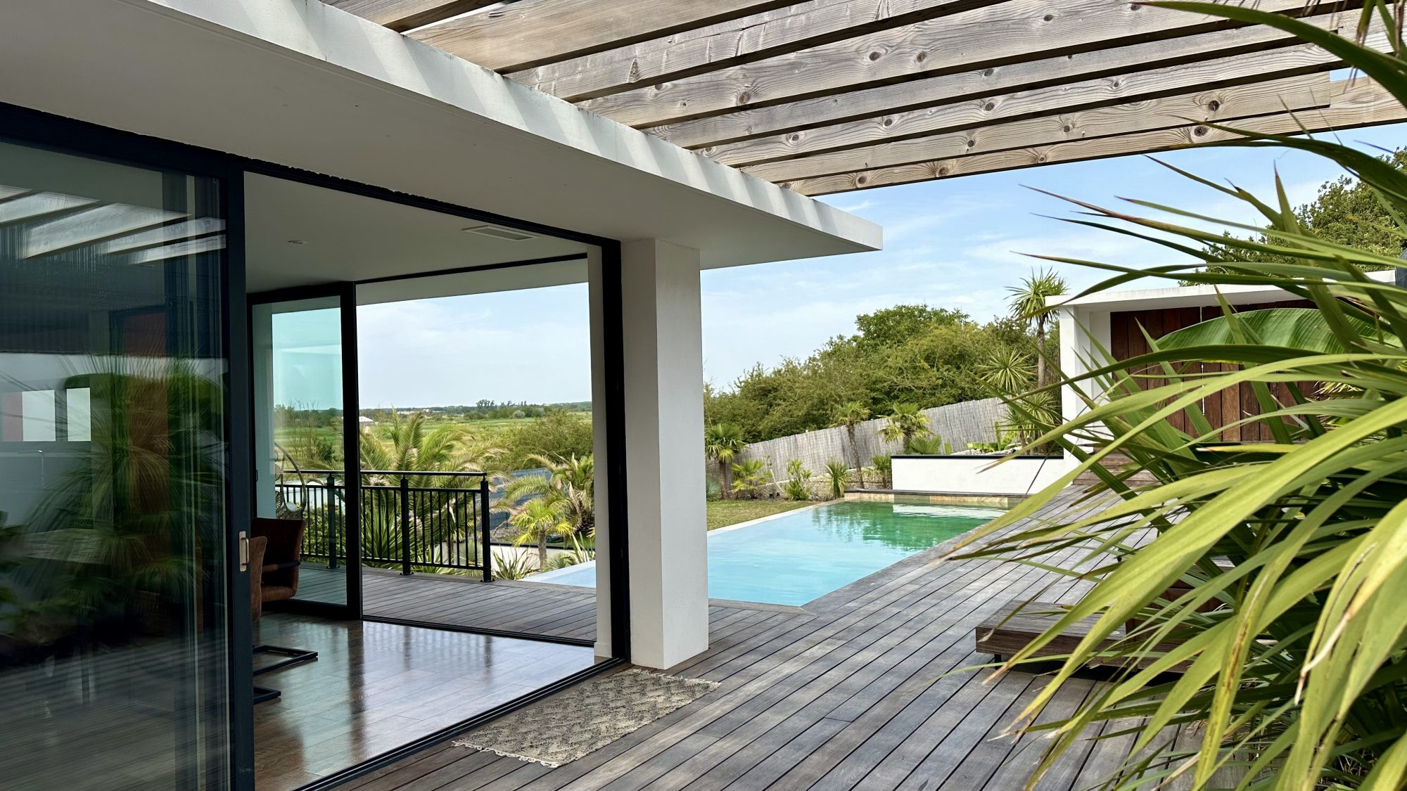 Une villa contemporaine aux airs de resort privé.
