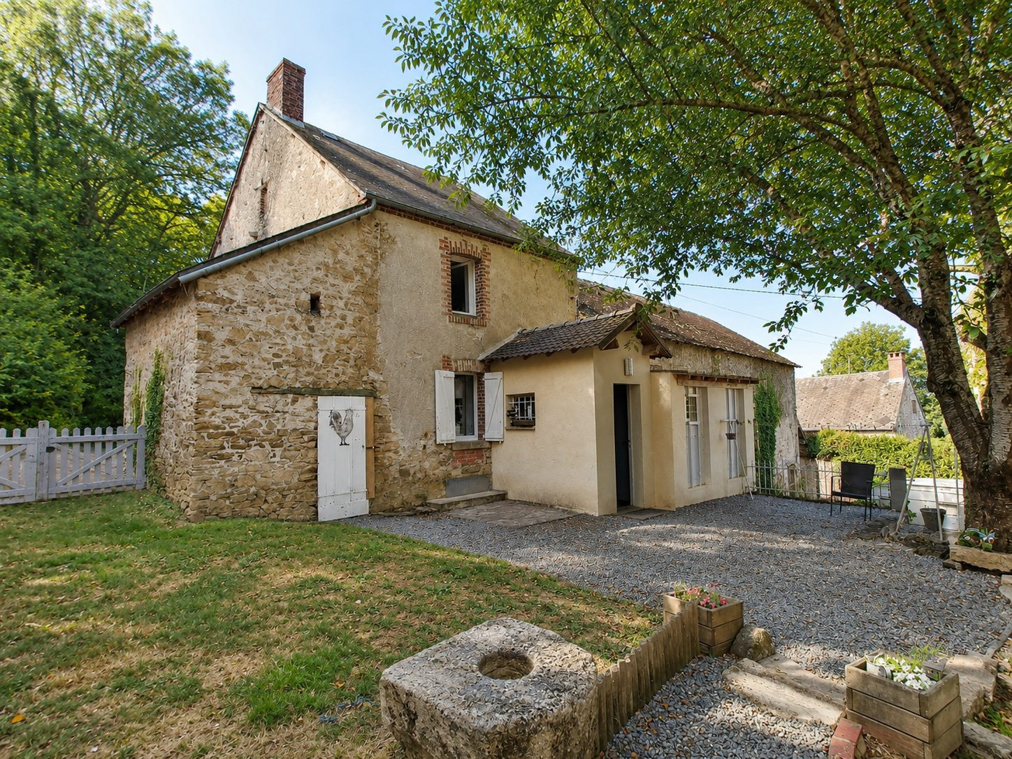 House for sale in Saint-Léger-Bridereix, 76 m²