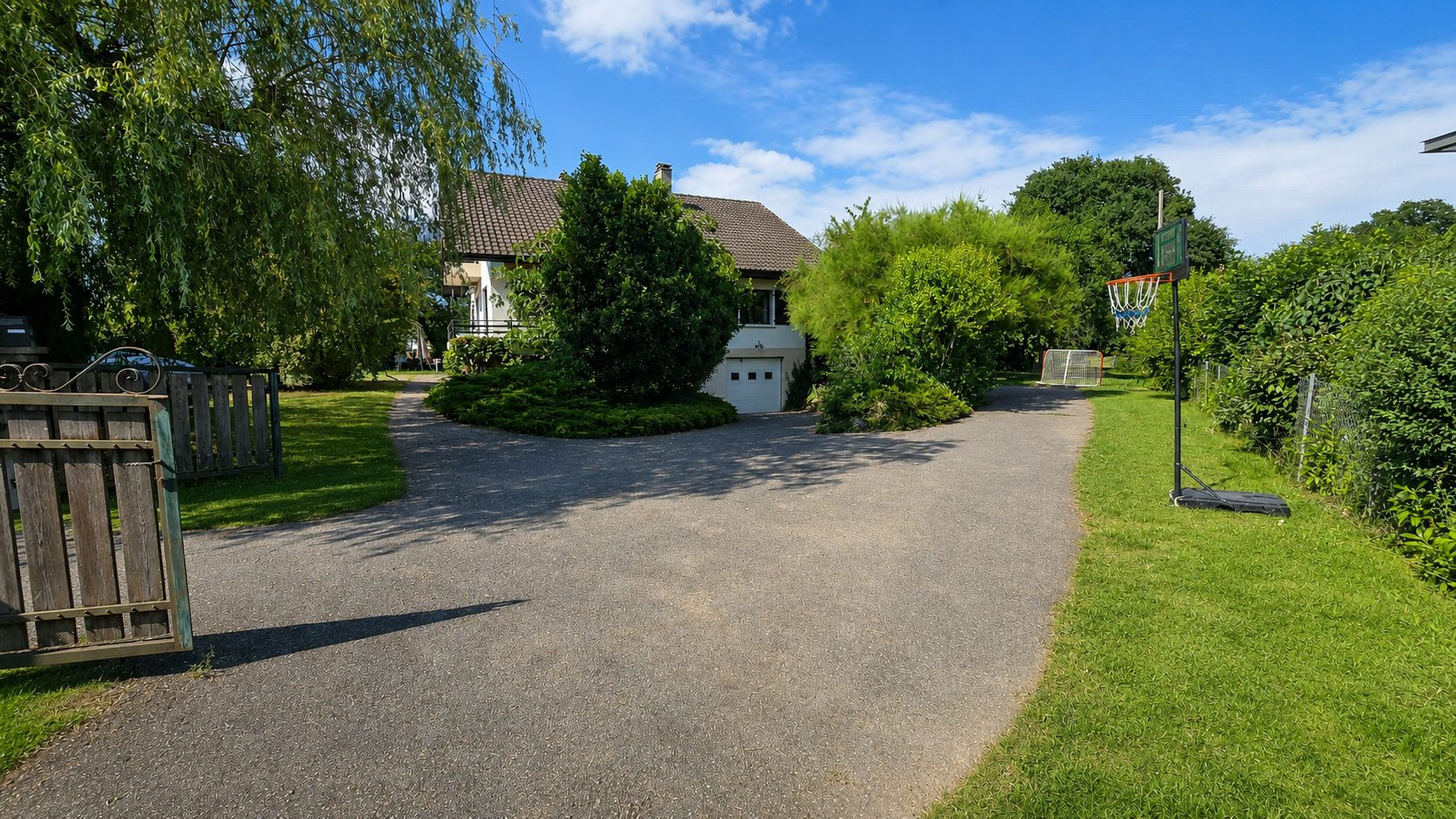 LOVE AT FIRST SIGHT IN CHENS-SUR-LÉMAN – A fully renovated family property with independent apartment! 4