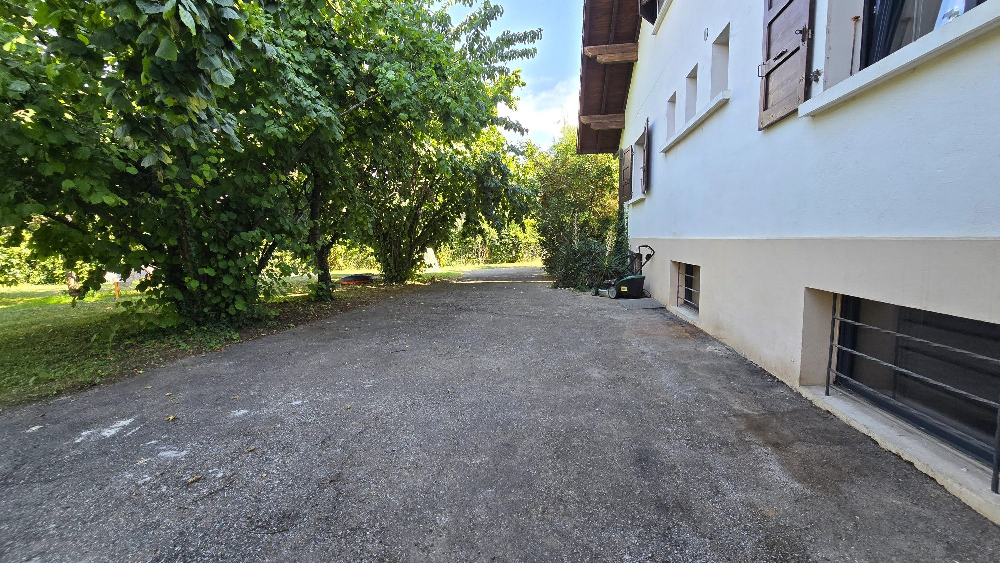 LOVE AT FIRST SIGHT IN CHENS-SUR-LÉMAN – A fully renovated family property with independent apartment! 3