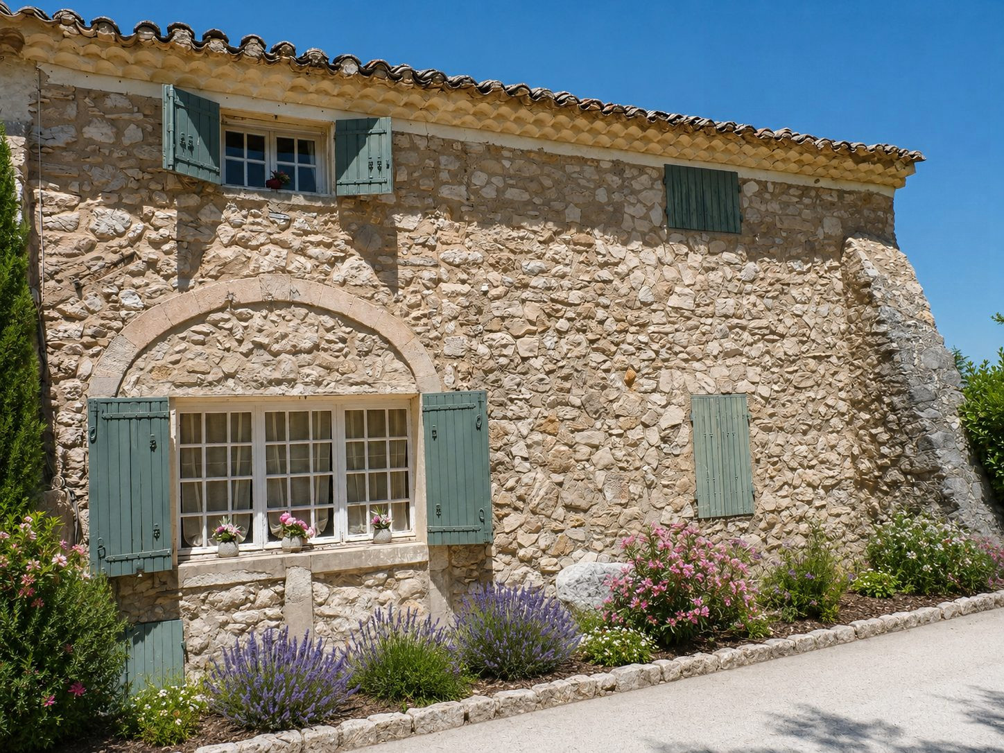 Mas en pierre dans les Alpilles