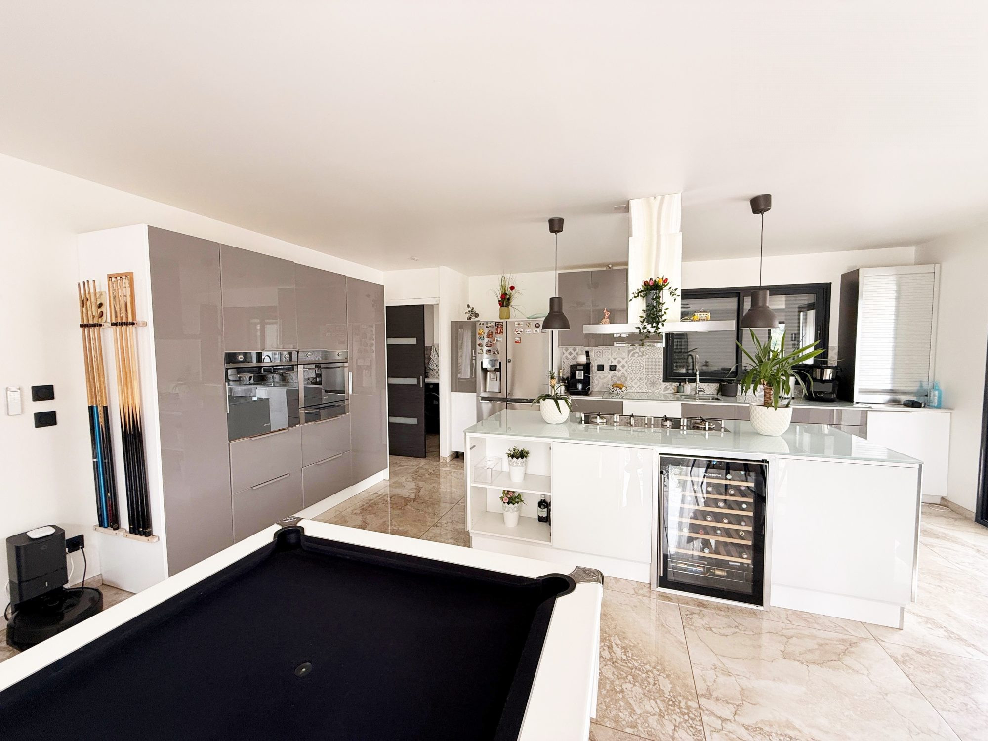 Residential house with apartment and large commercial space 5