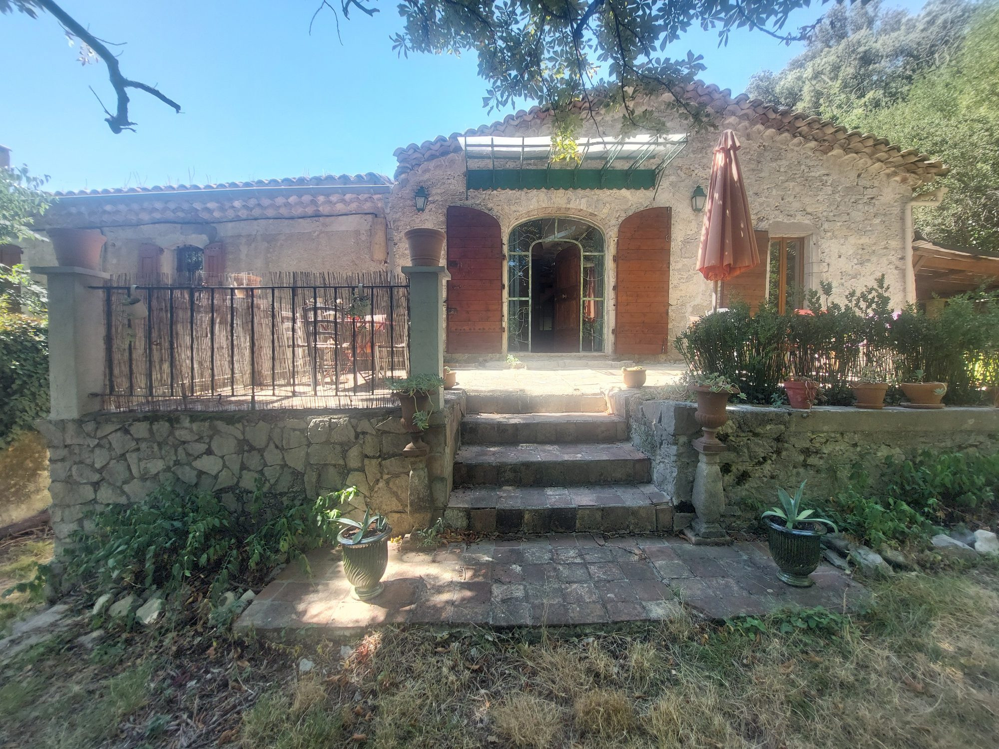 maison en pierre en pleine nature avec mazet