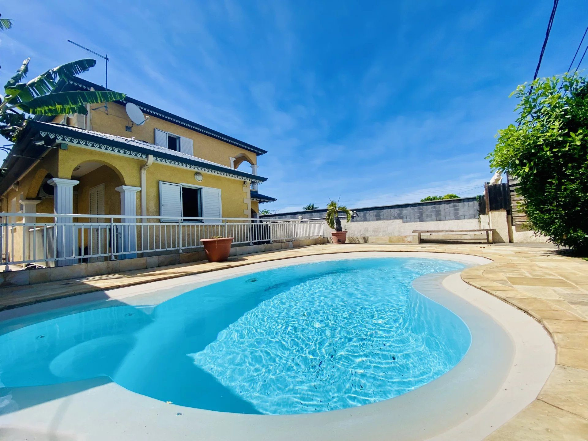 Maison familiale Ligne Paradis de 133 m² habitables à Saint-Pierre avec piscine et jardin aménagé