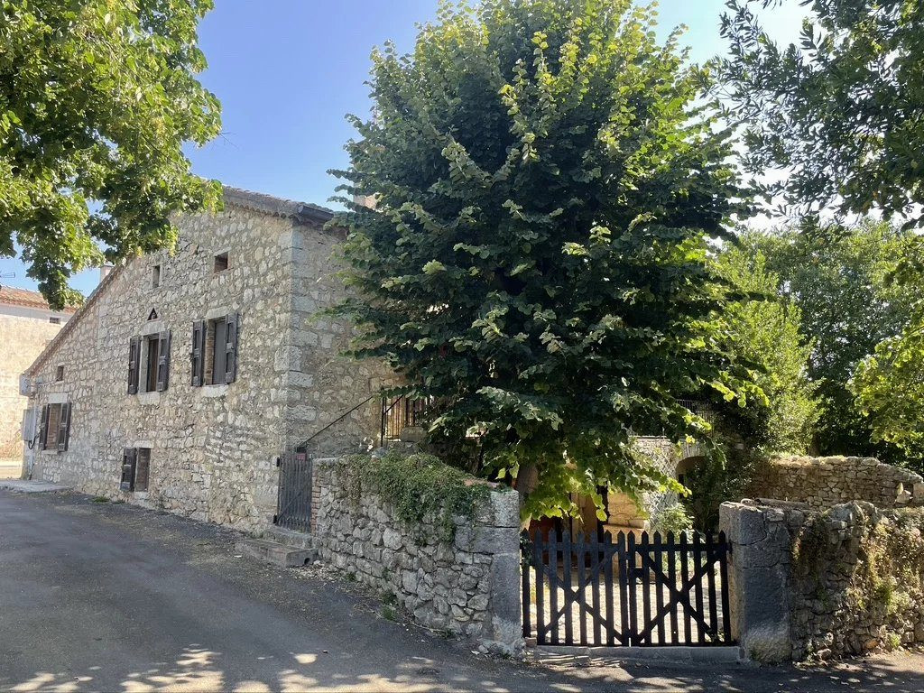 Maison de hameau en pierres avec terrain attenant