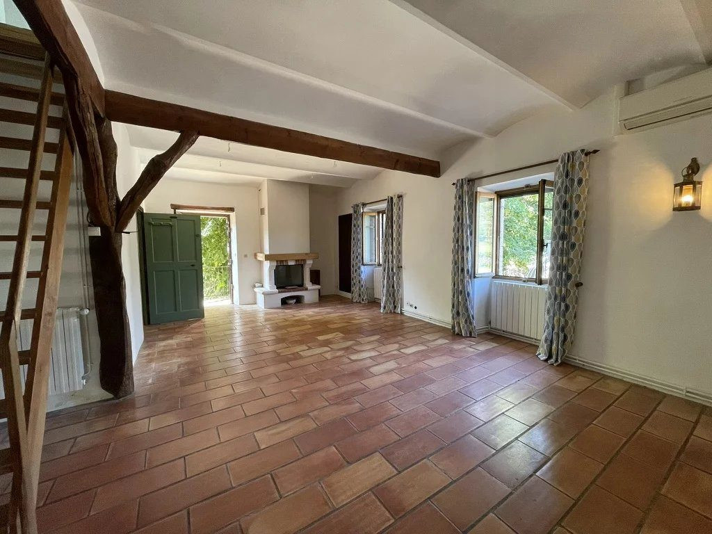 Maison de hameau en pierres avec terrain attenant