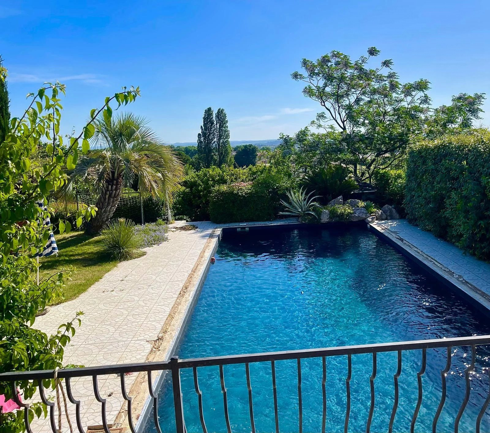 Vues! Piscine magnifique. Villa de 4 chambres.
