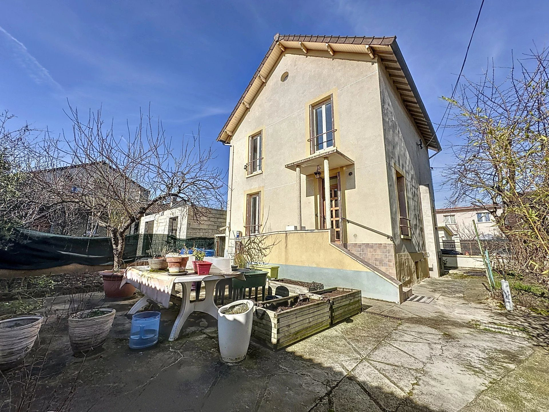 Maison avec dépendance proche métro