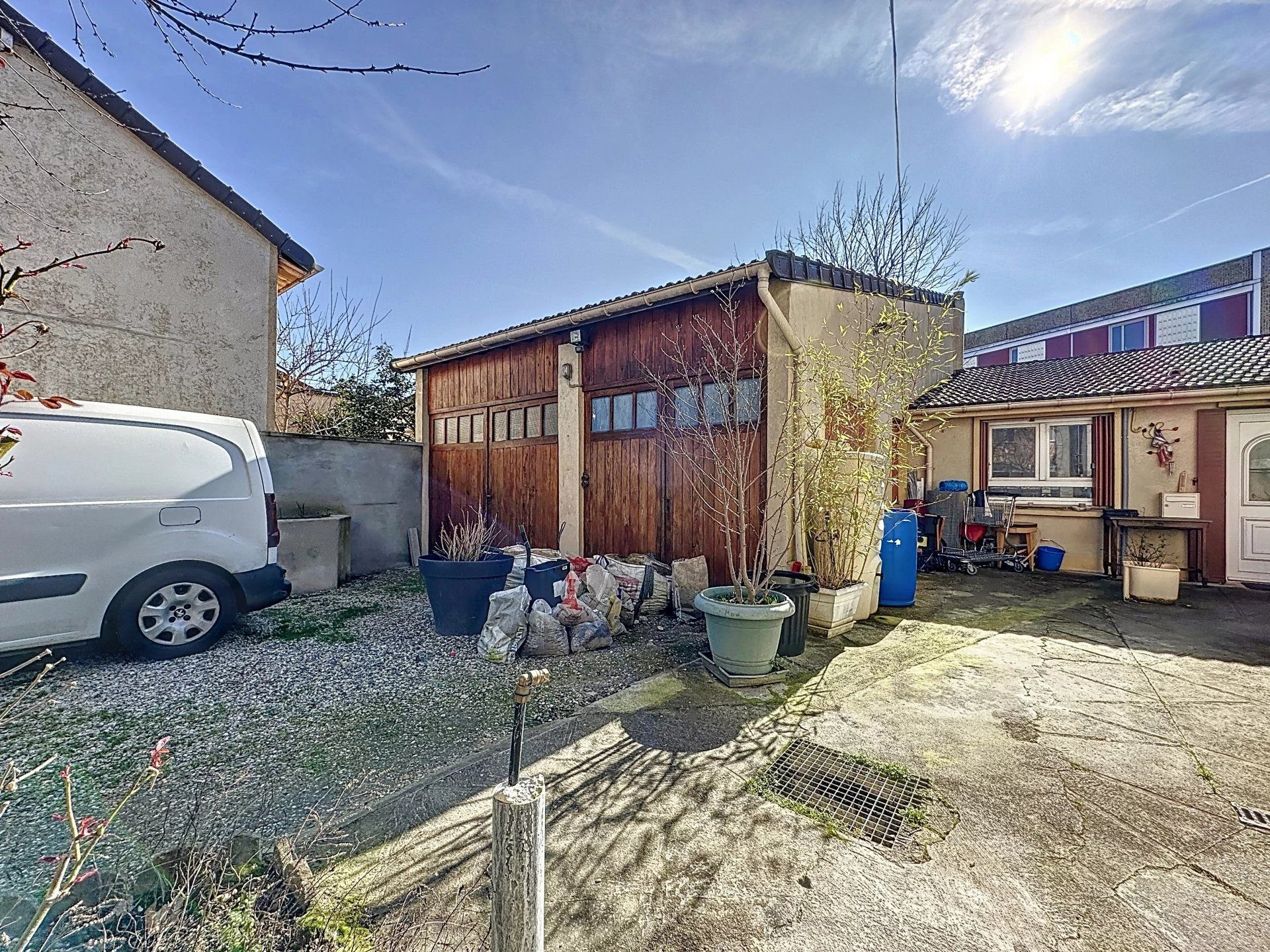 House with Outbuilding Close to Metro 3