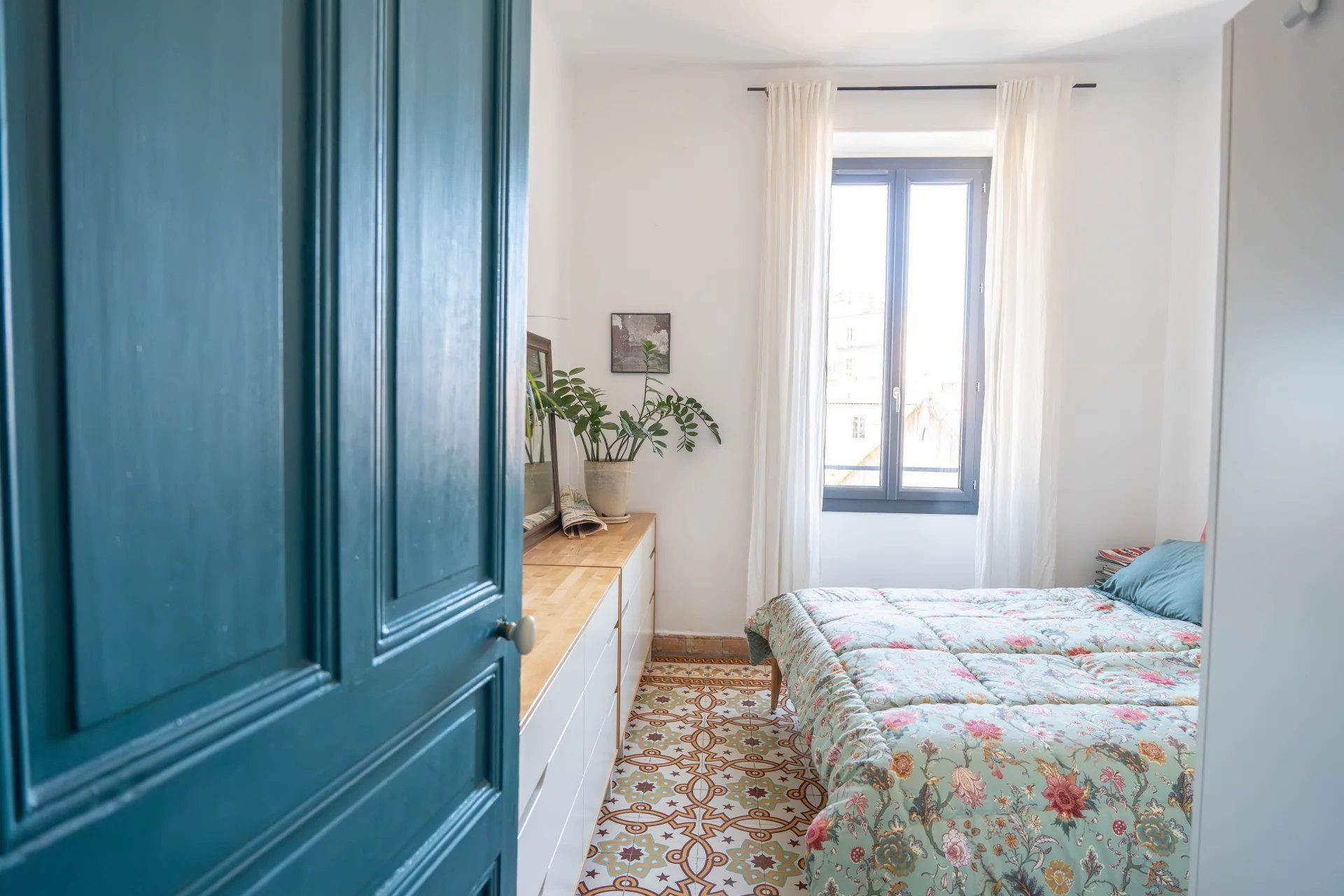 À vendre NÎMES – Maison de caractère avec extérieur, garage et bassin – Quartier RÉVOLUTION