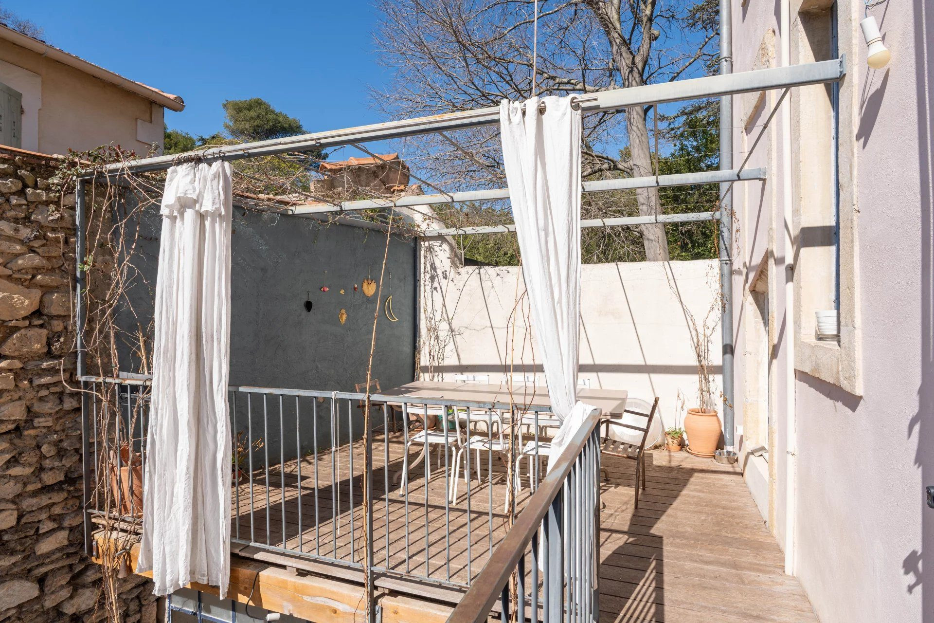 À vendre NÎMES – Maison de caractère avec extérieur, garage et bassin – Quartier RÉVOLUTION