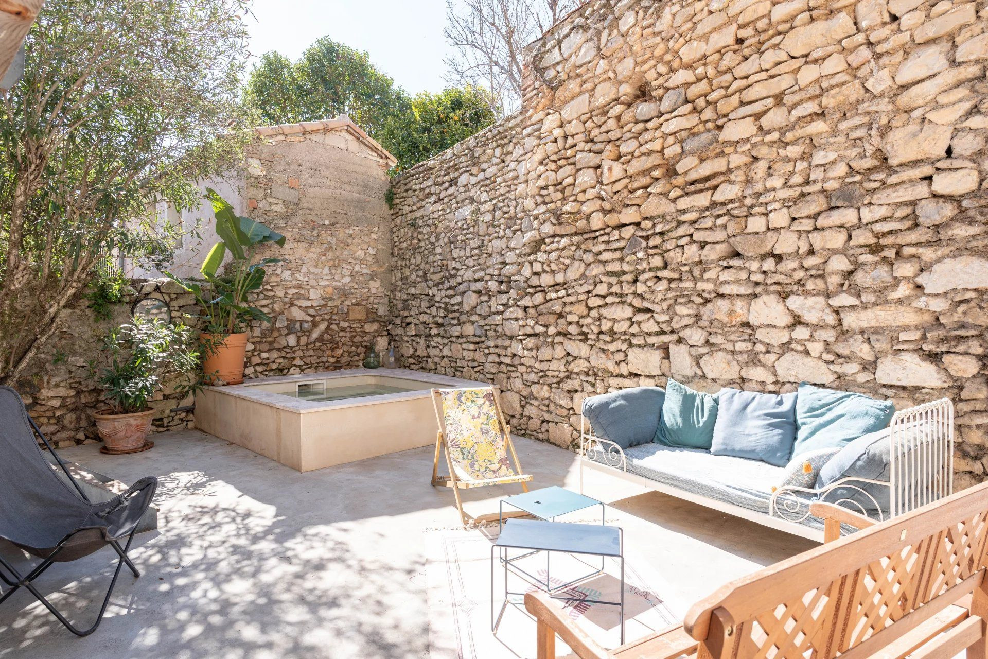 À vendre NÎMES – Maison de caractère avec extérieur, garage et bassin – Quartier RÉVOLUTION