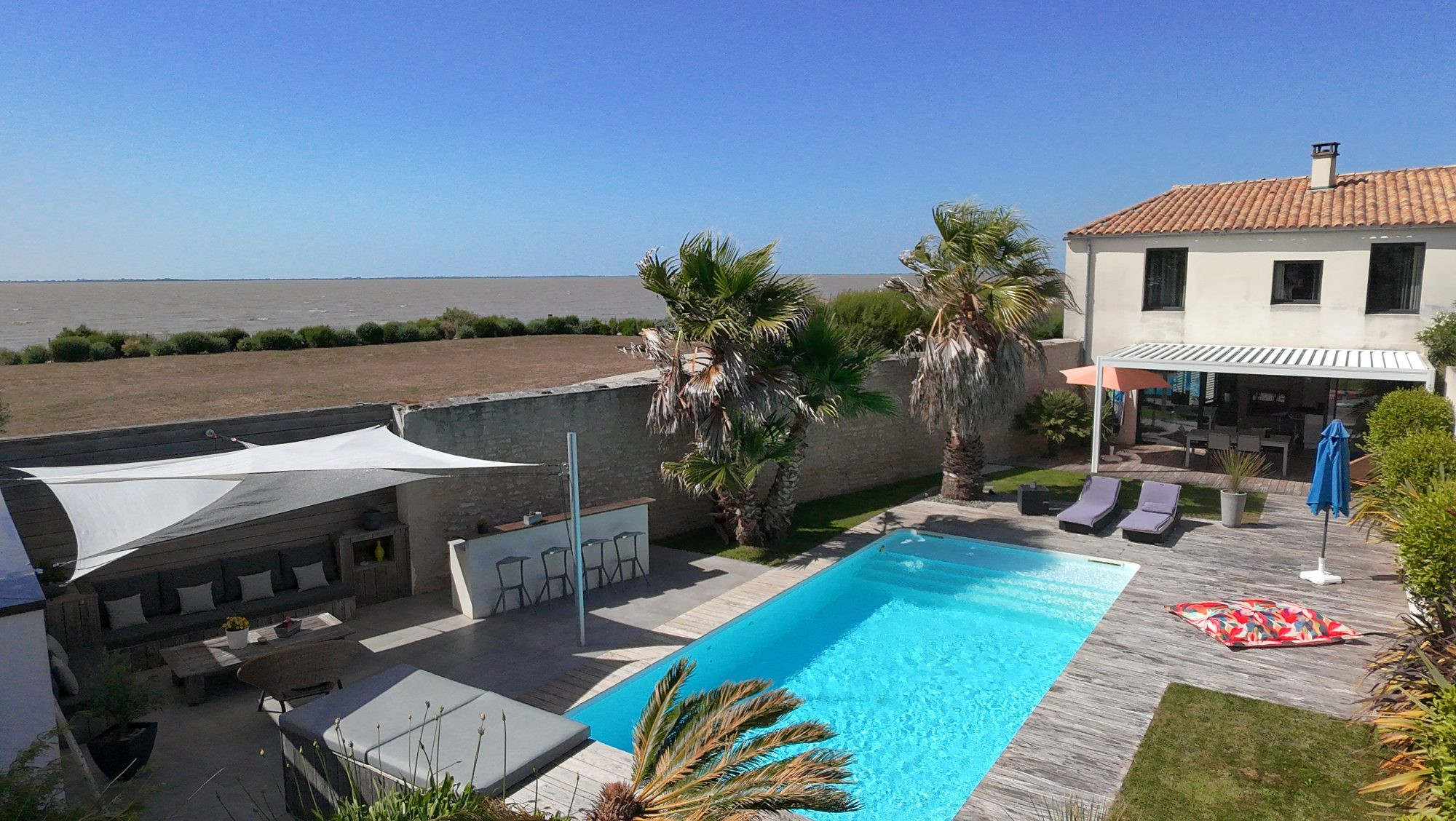 Facing the ocean, a confidential estate where each sunset becomes a spectacle.