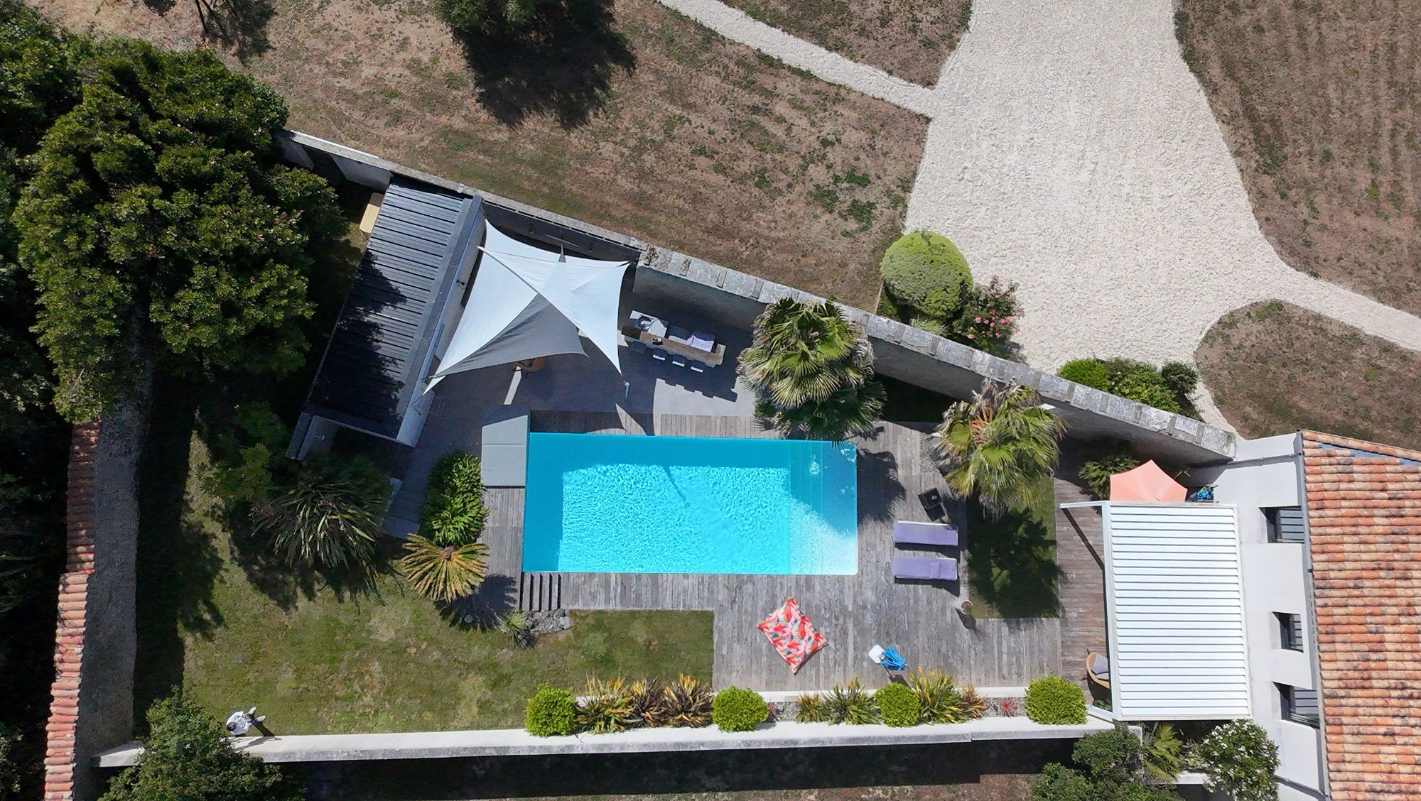 Facing the ocean, a confidential estate where each sunset becomes a spectacle. 5