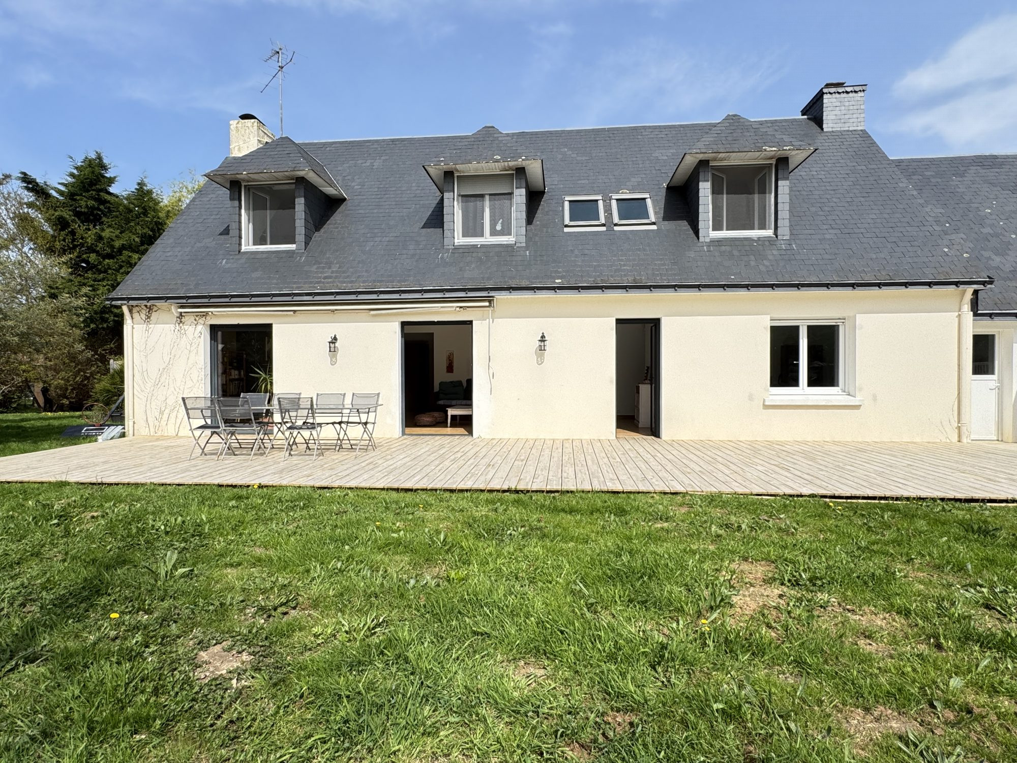 Maison familiale de 153 m² avec deux gîtes indépendants à Saint-Molf