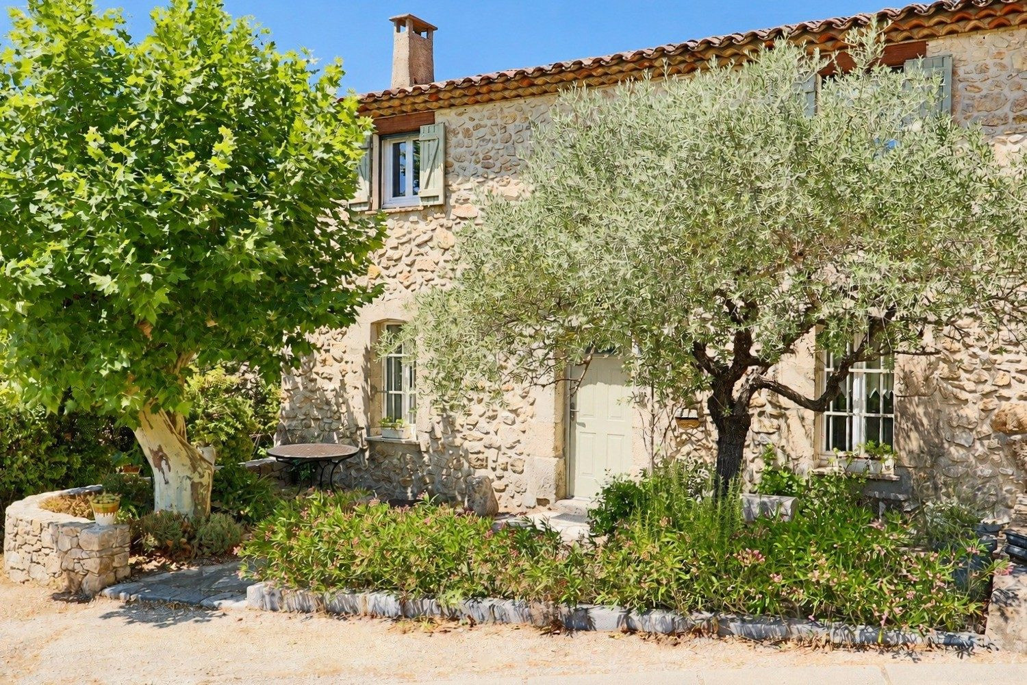 Maison en pierres du XVIIIe siècle à vendre à La Roquebrussanne