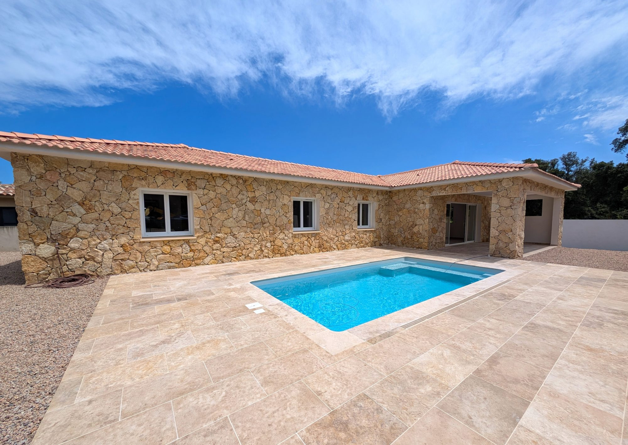 Villa en pierre avec piscine sans vis à vis!