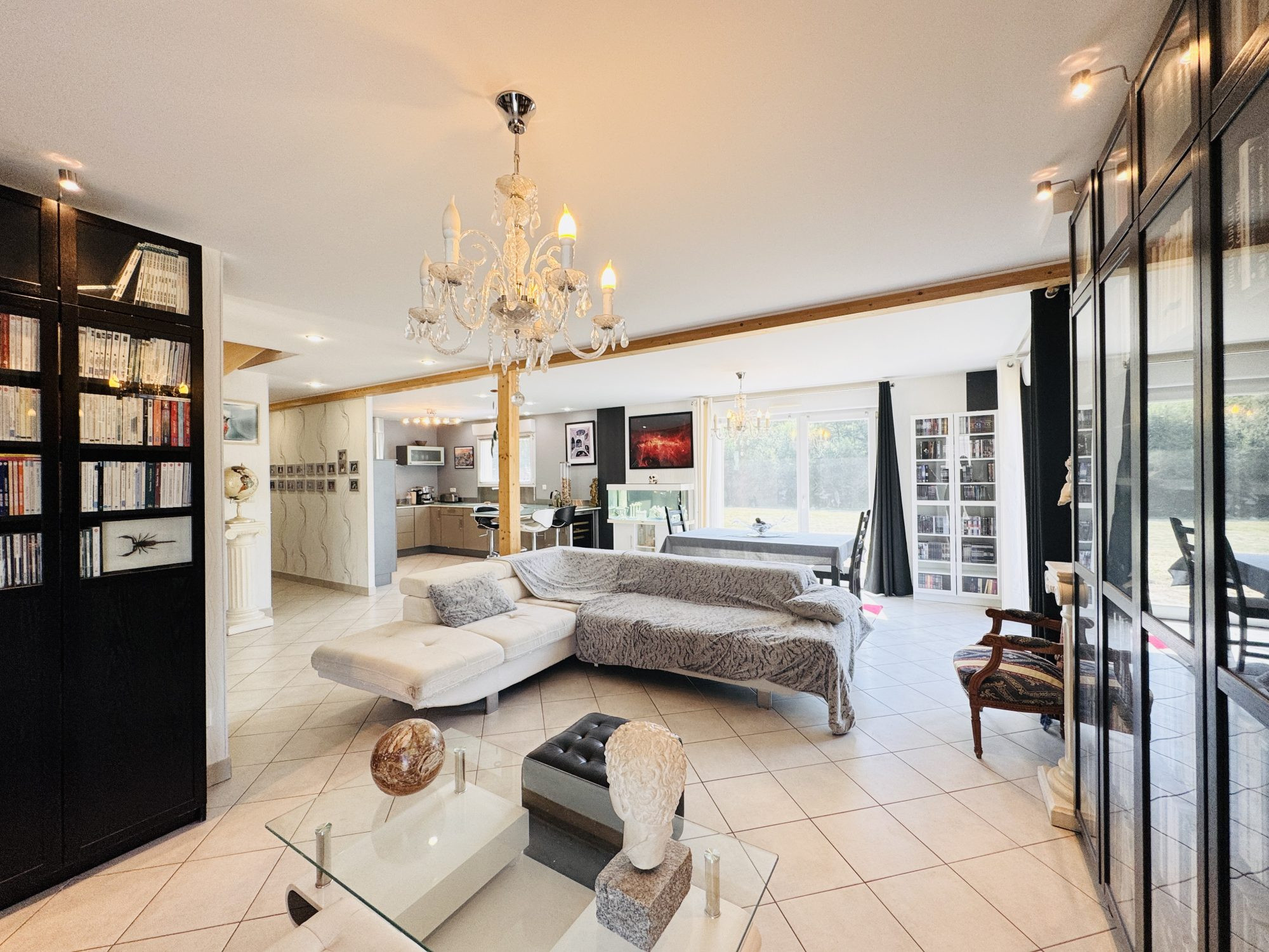 Maison contemporaine lumineuse de 2010 de 134 m² avec grand jardin et garage – Novillars