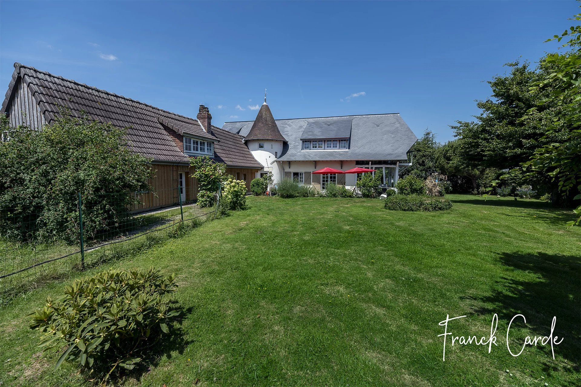 Maison de caractère sur près de 2000 m² de terrain, avec vue dégagée sur la campagne