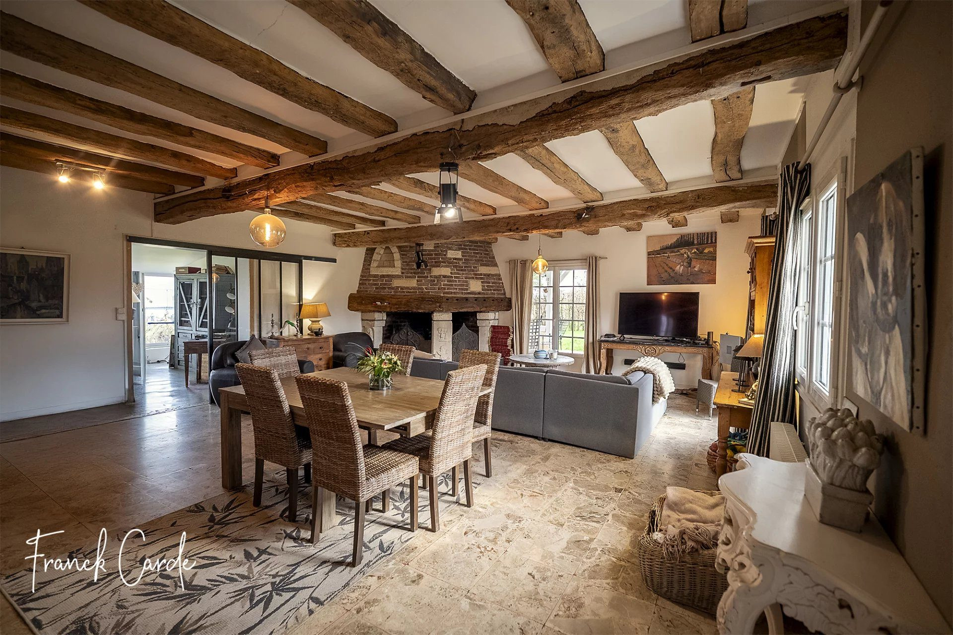 Maison de caractère sur près de 2000 m² de terrain, avec vue dégagée sur la campagne