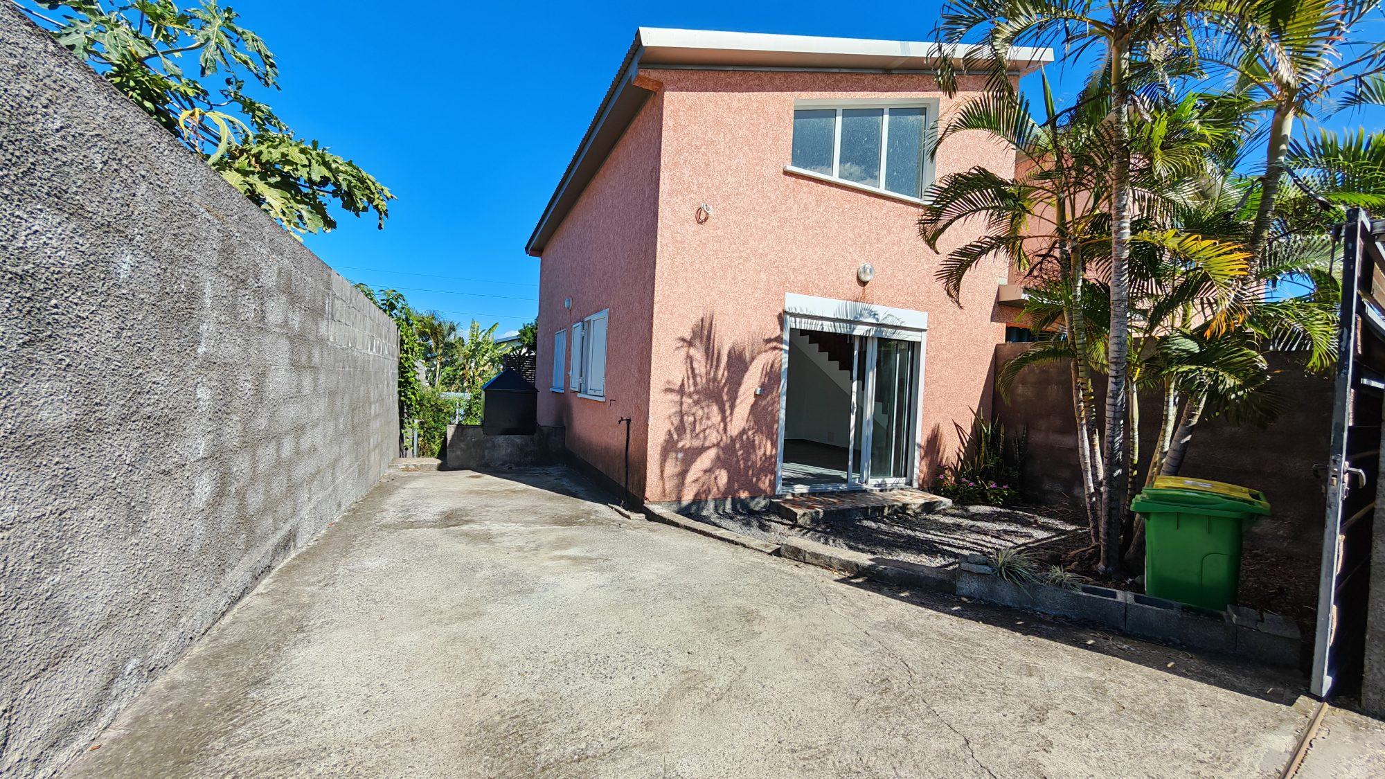 Maison avec jardin, terrasse et 2 places de stationnement située a la Riviere Saint Louis