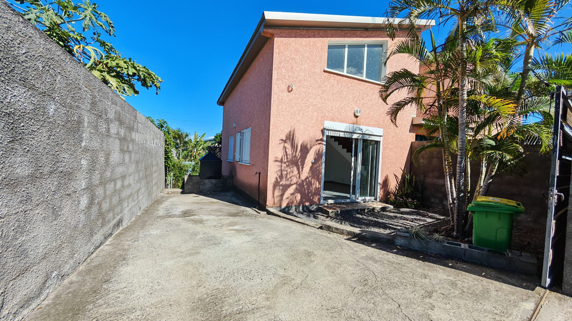 Maison avec jardin, terrasse et 2 places de stationnement située a la Riviere Saint Louis