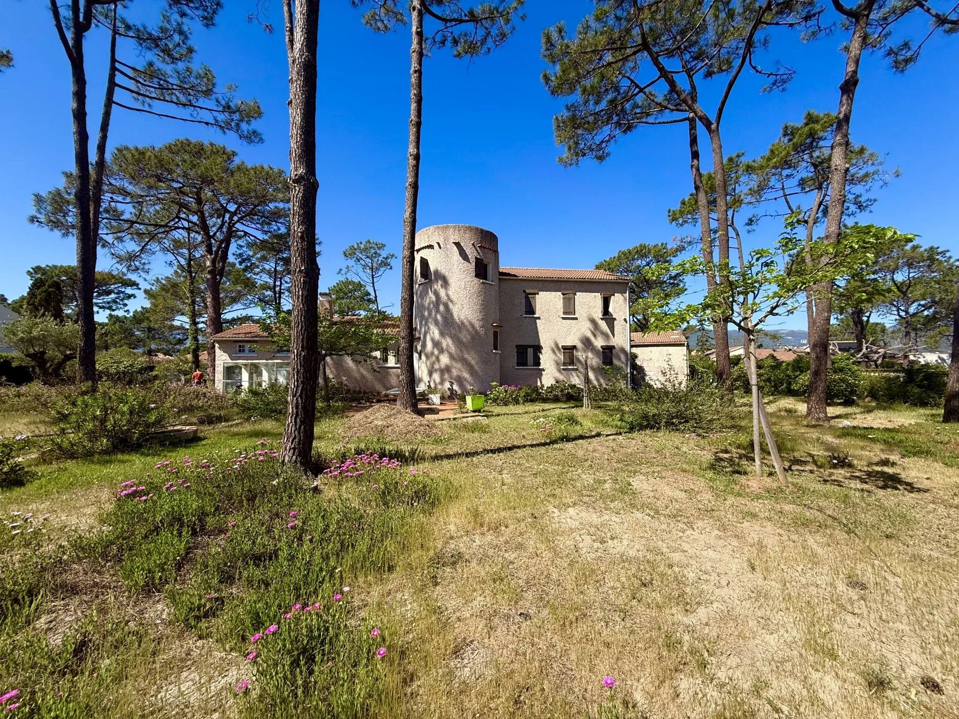 Propriété de 204 m² - bord de mer - parcelle 3 945 m² - Furiani