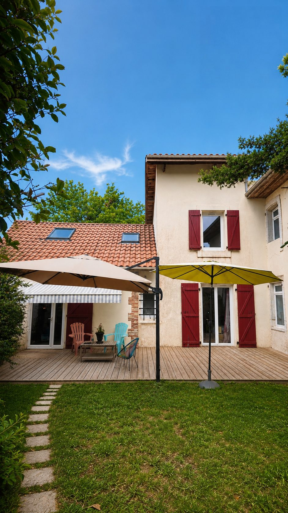 Maison traditionnelle avec terrasse et jardin