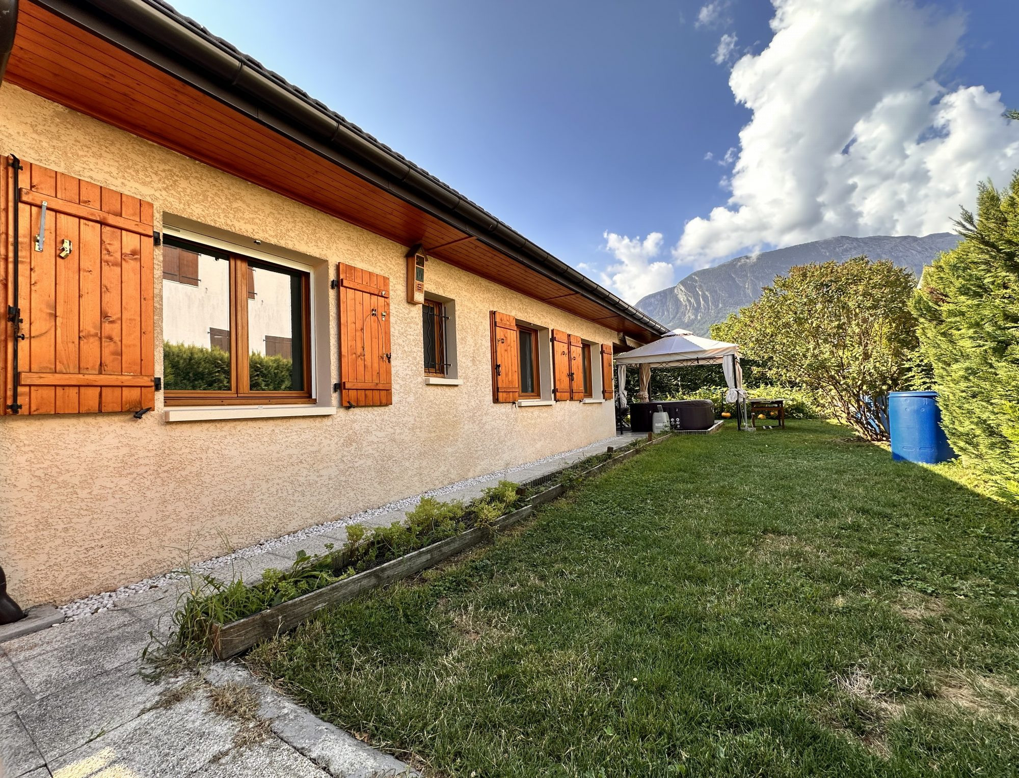 Beautiful single-story house with garden 3