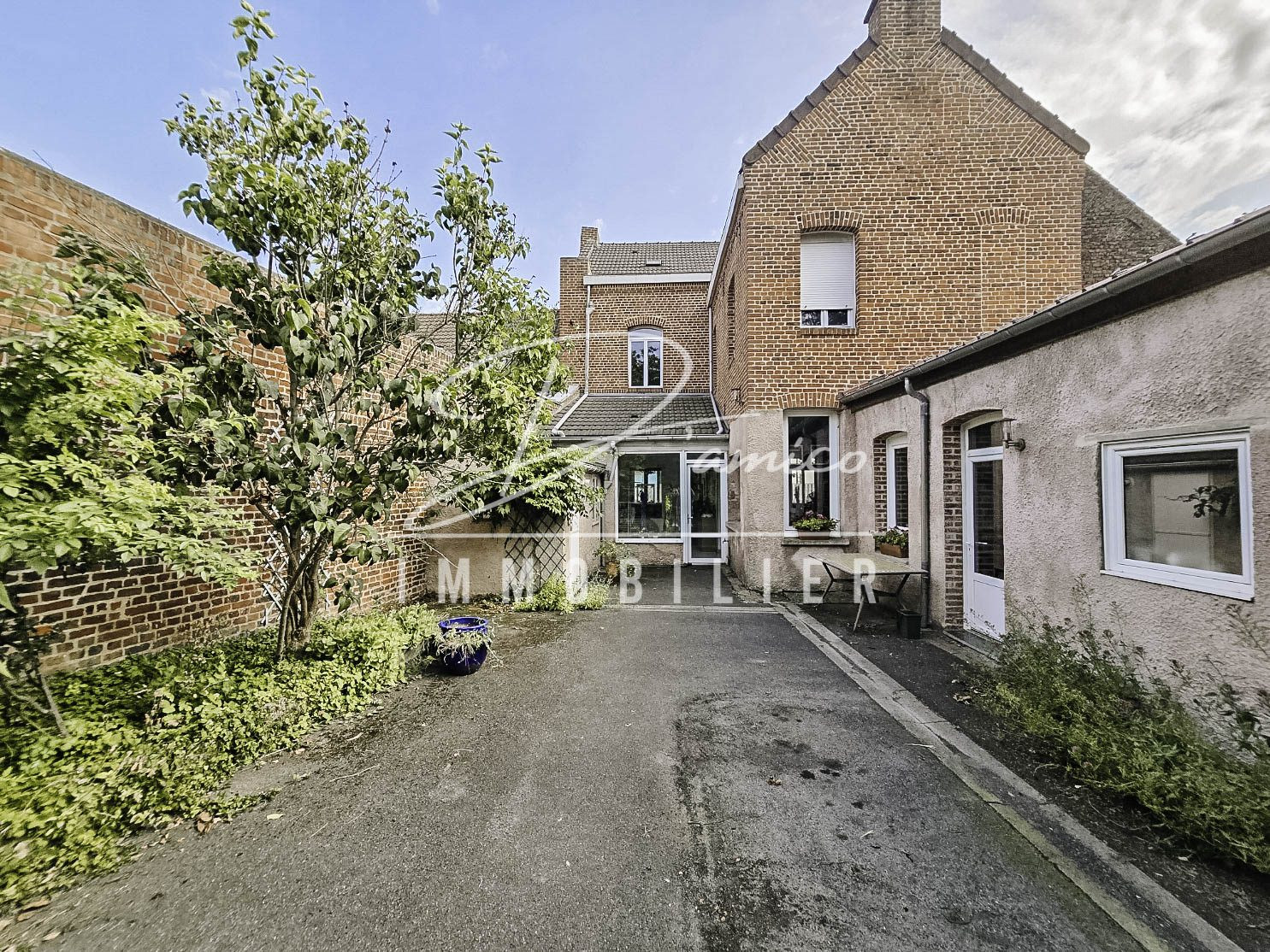 Maison de caractere 188m2 avec jardin clos et double garage a Aniche