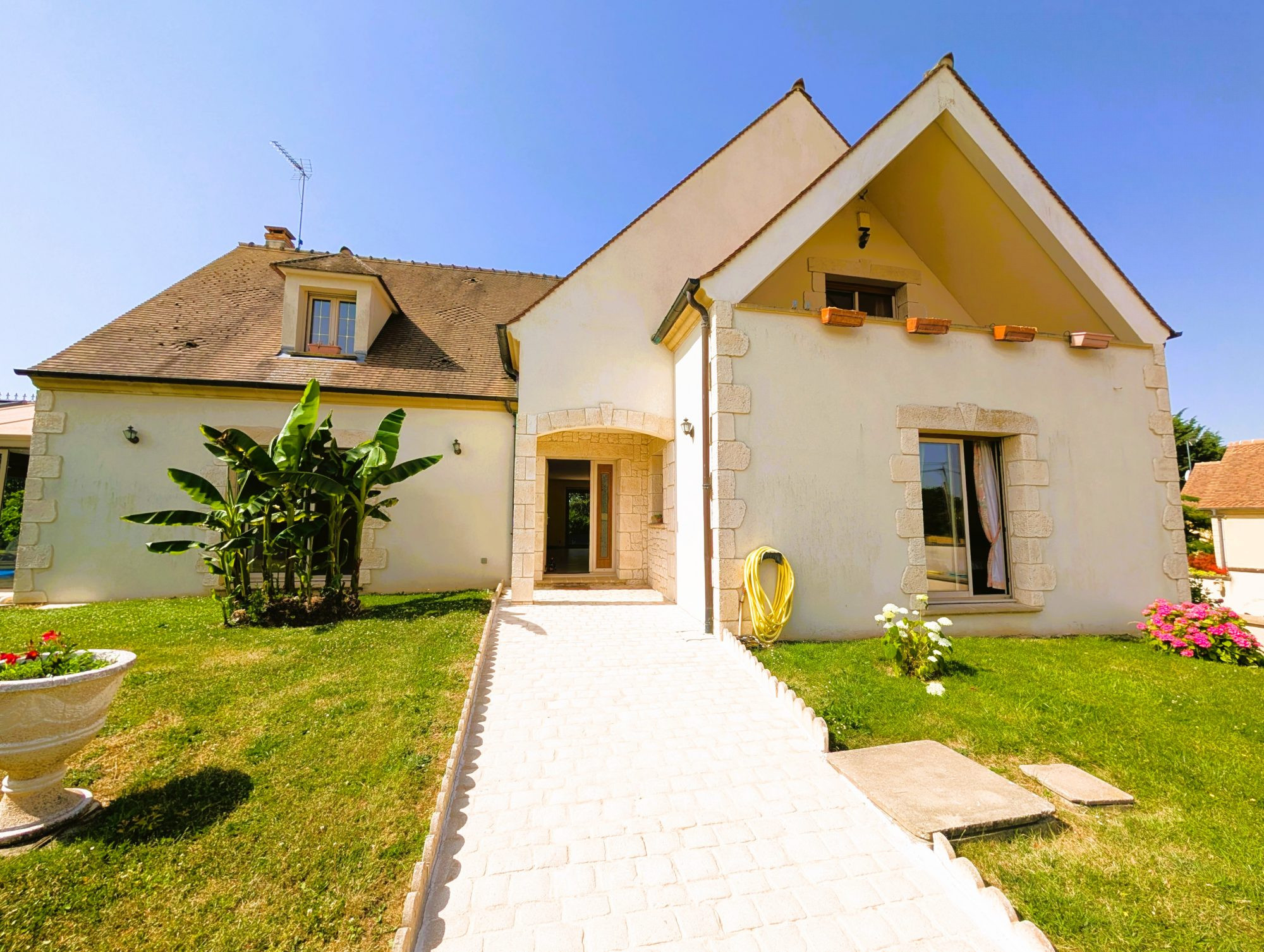 Villa familiale avec piscine intérieure chauffée – 340 m² – 5 chambres – Sous-sol total