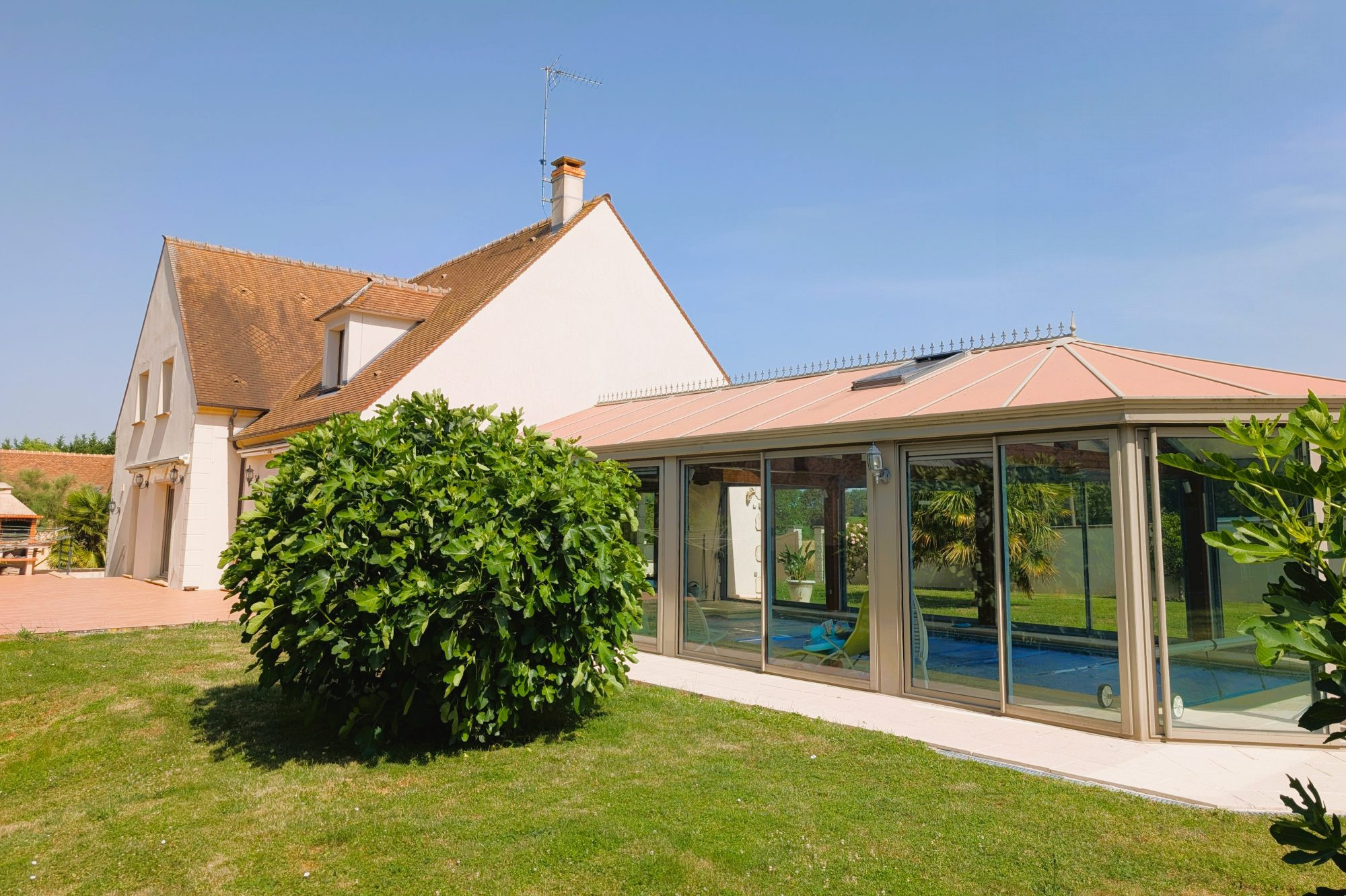 Villa familiale avec piscine intérieure chauffée – 340 m² – 5 chambres – Sous-sol total