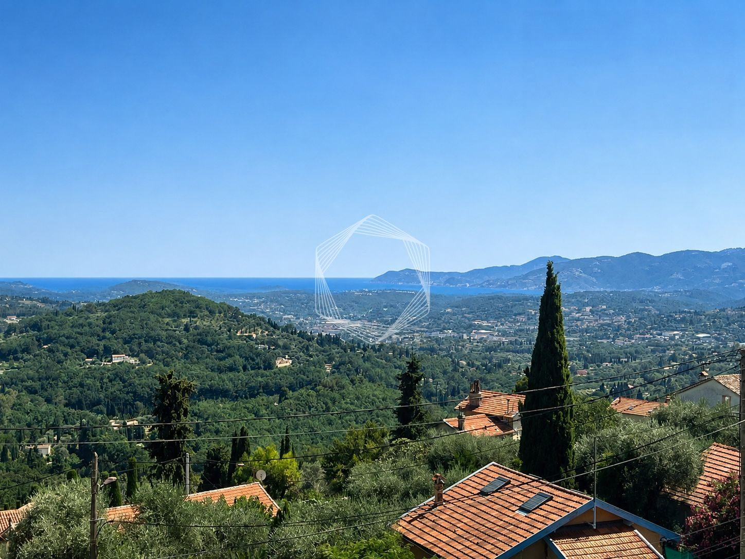 House with Panoramic View, Rare Features