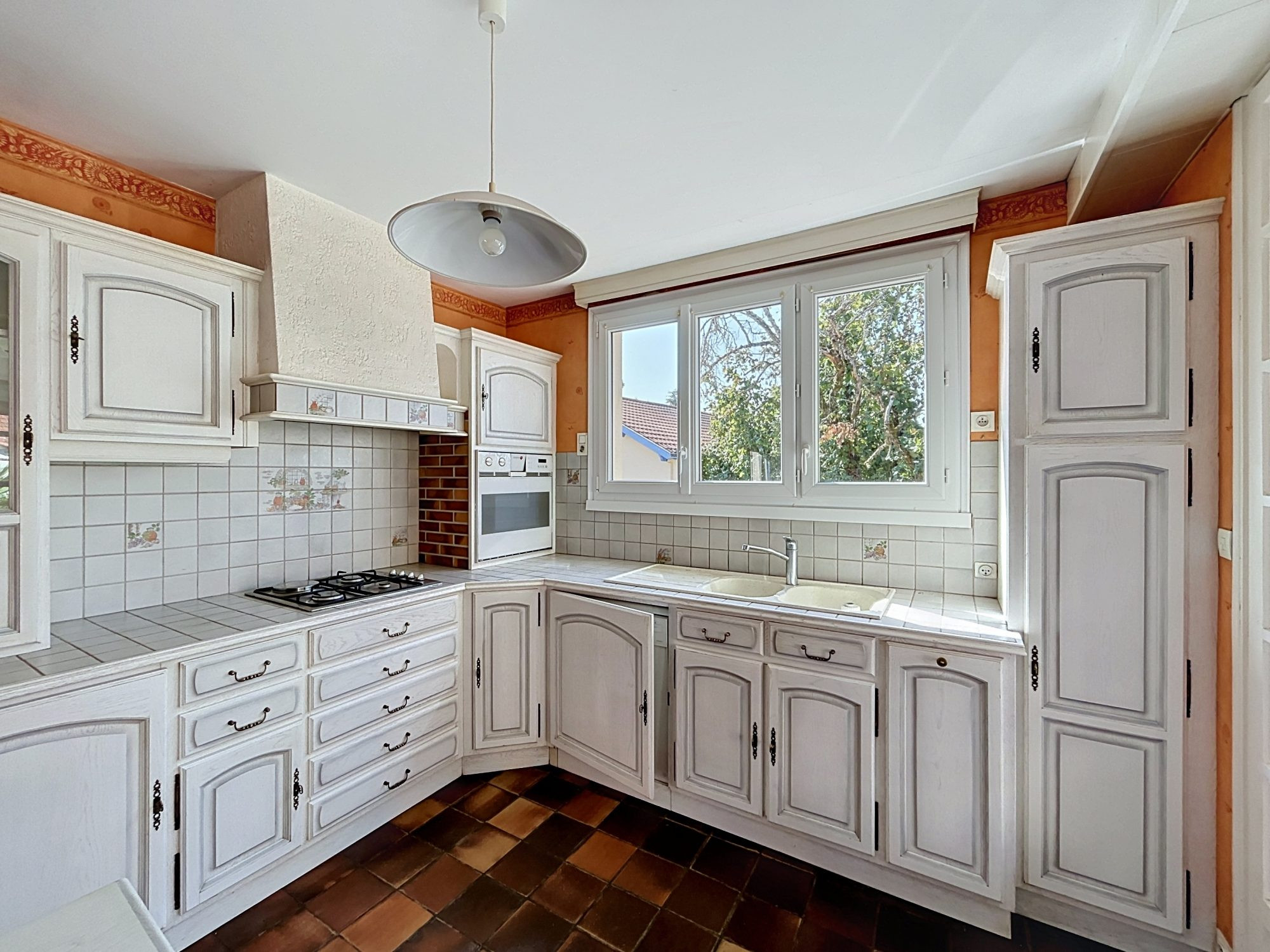 3-Bedroom House with 2 Garages and Garden 3