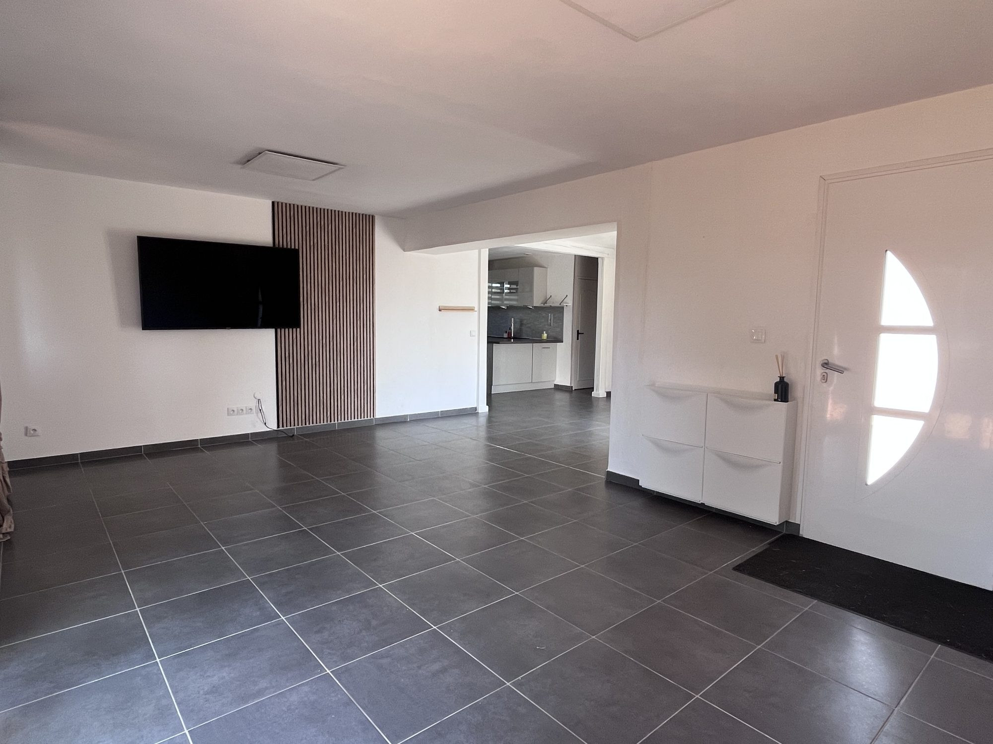 5-room house, 3 bedrooms, full basement 3