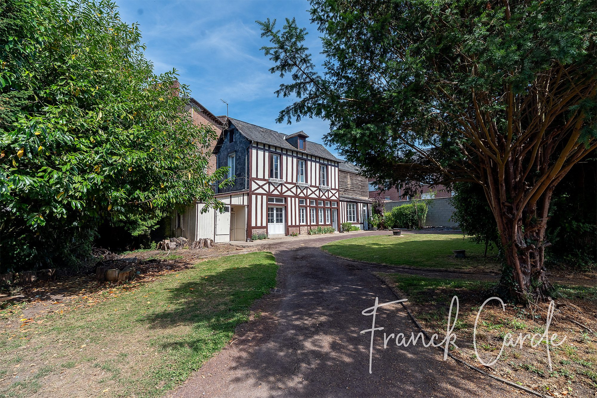 Authentique maison normande rénovée avec un magnifique jardin en plein cœur de Londinières
