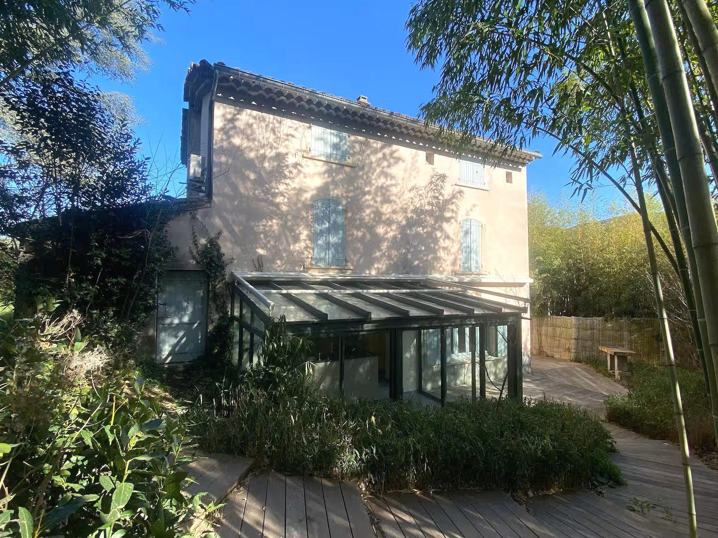 maison en pierre avec piscine